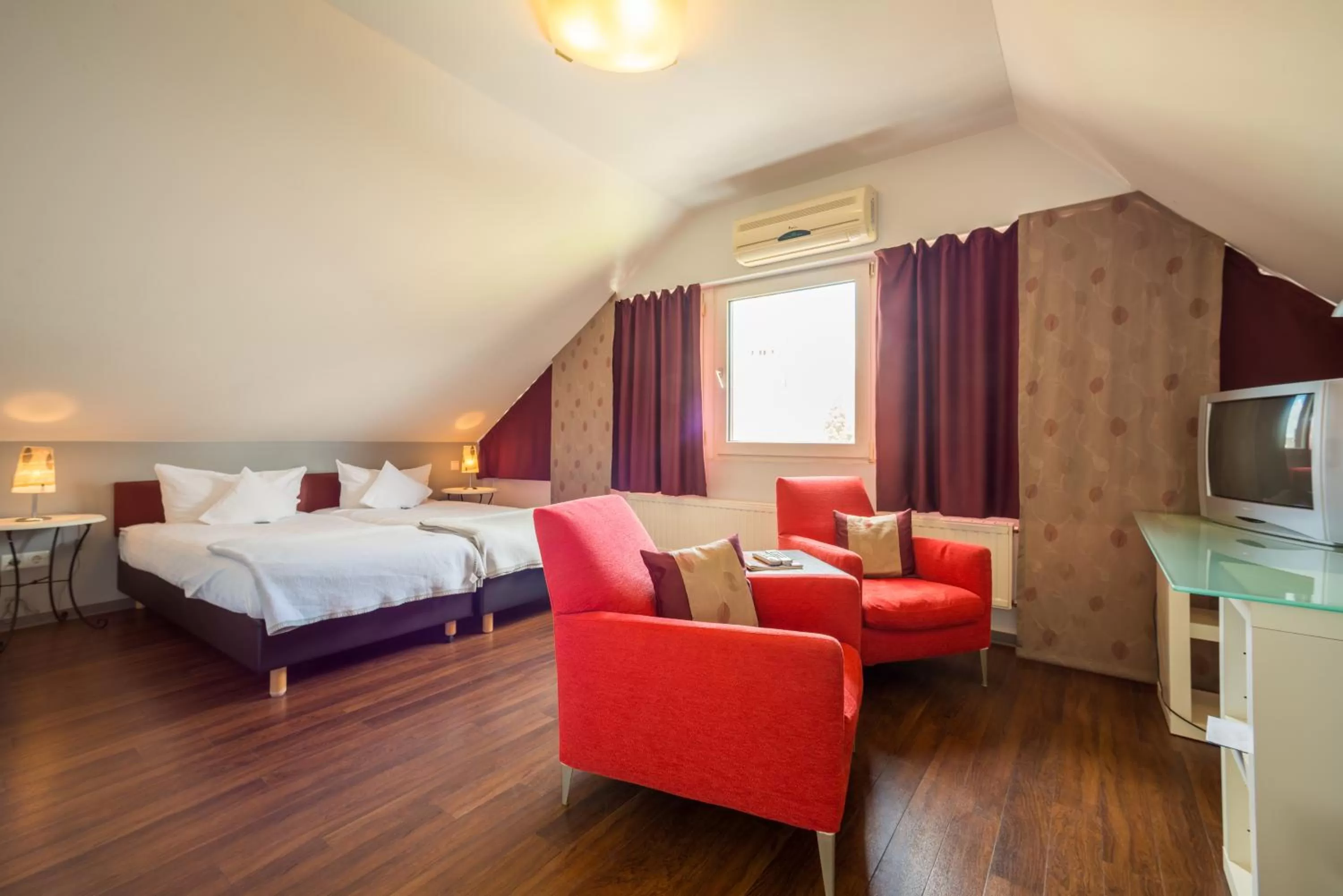 Photo of the whole room, Bed in zuhause bei Hoffmann