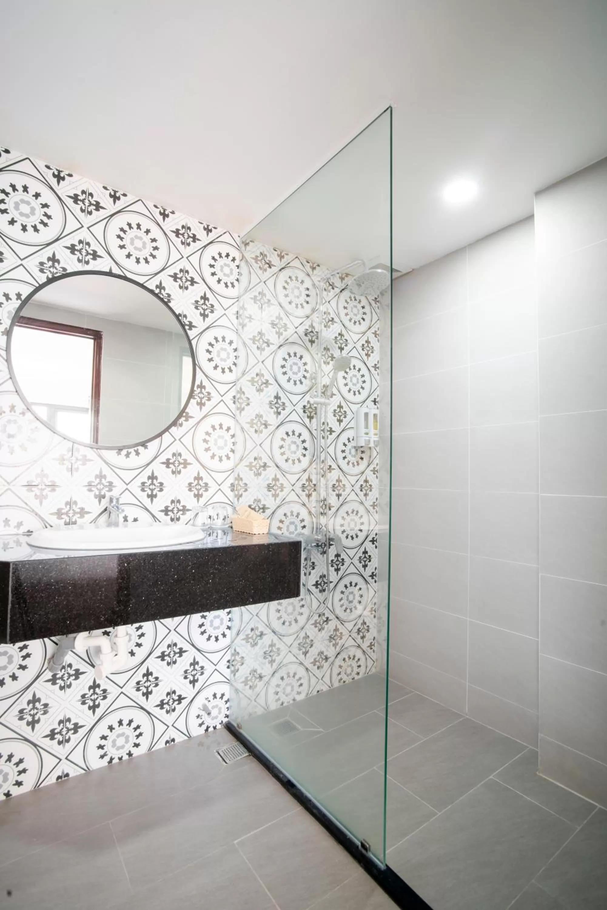 Shower in SAZI BEN THANH Hotel HCM