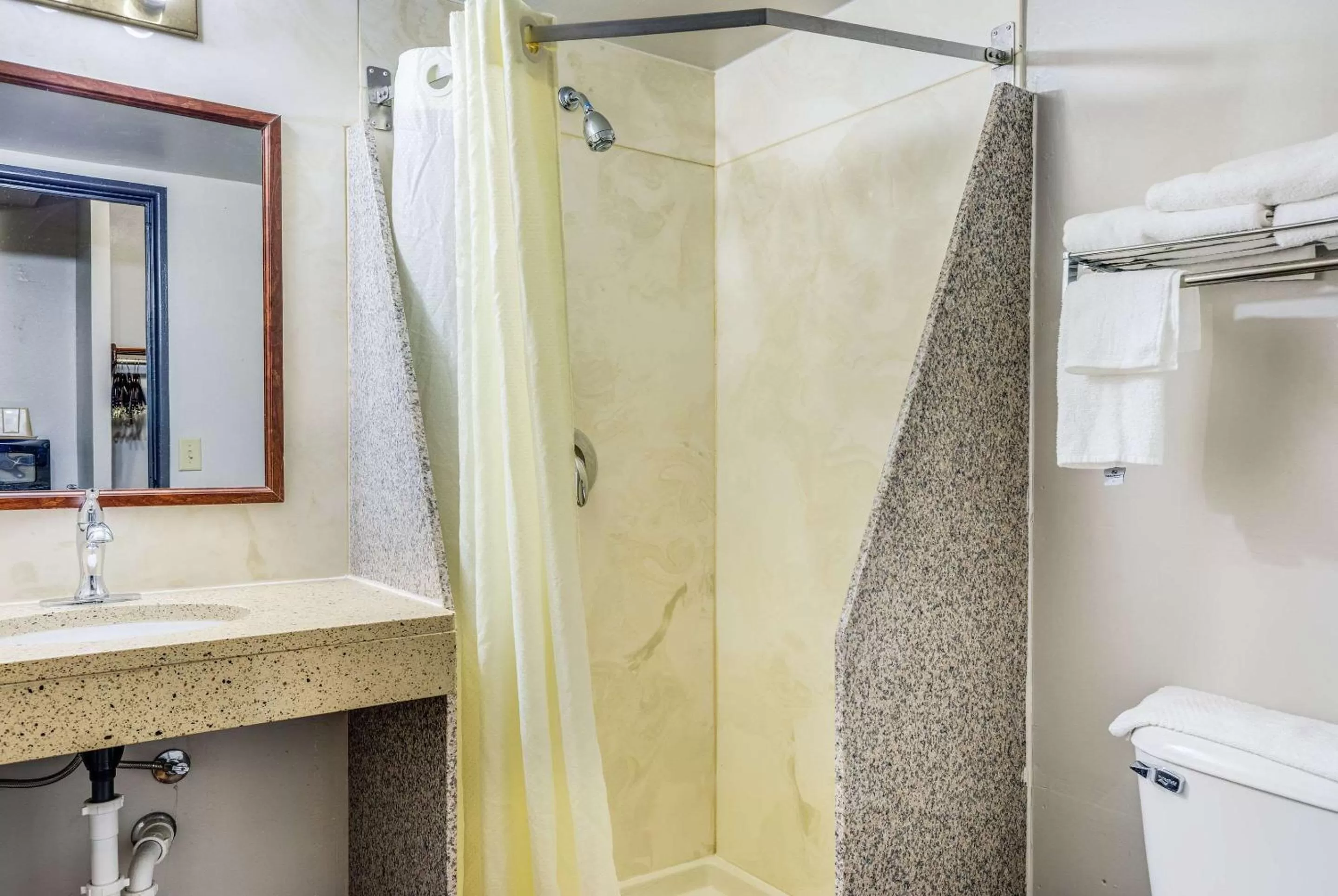 Bathroom in Econo Lodge Milwaukee Airport