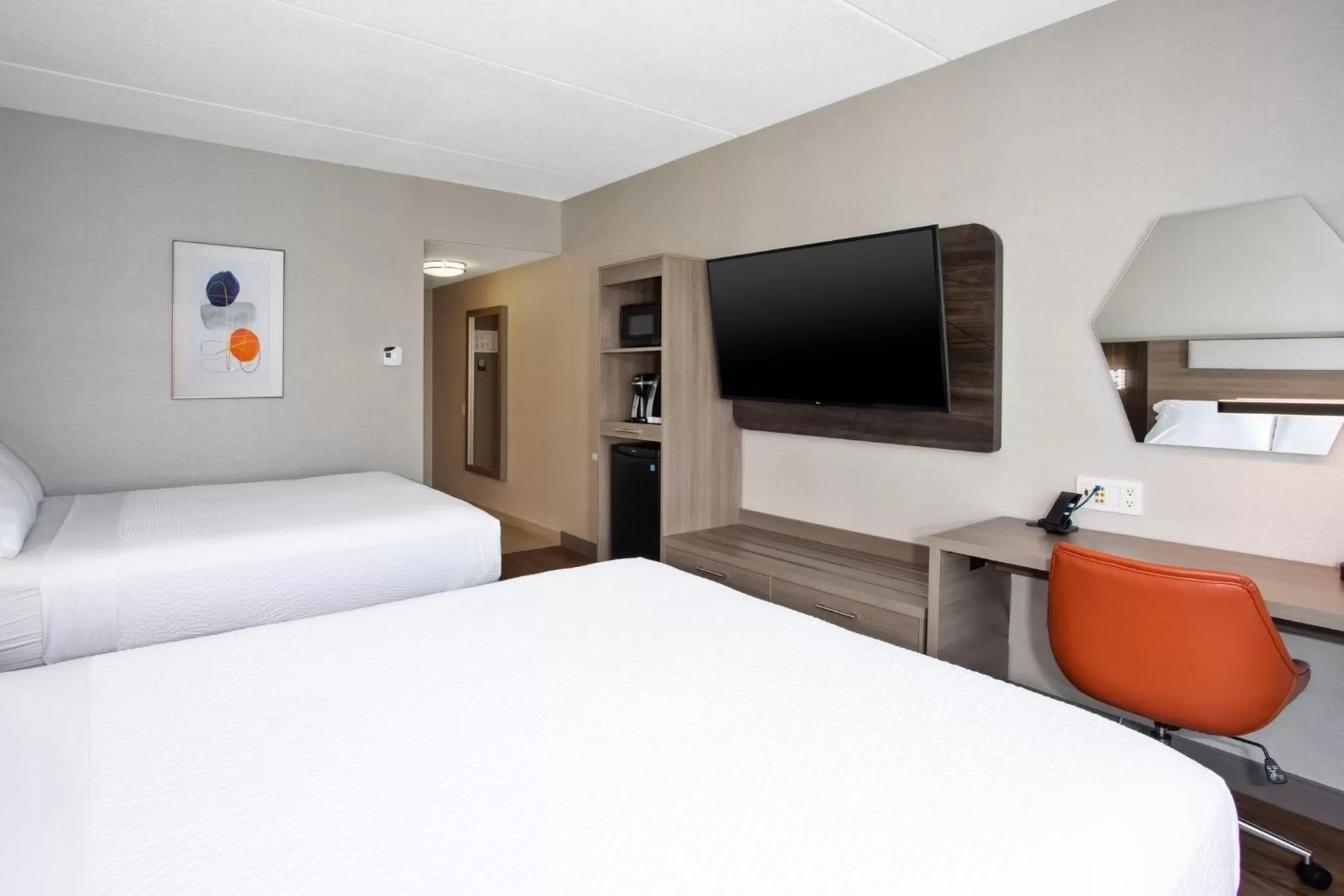 Photo of the whole room, Bed in Holiday Inn Express Kingston Central by IHG