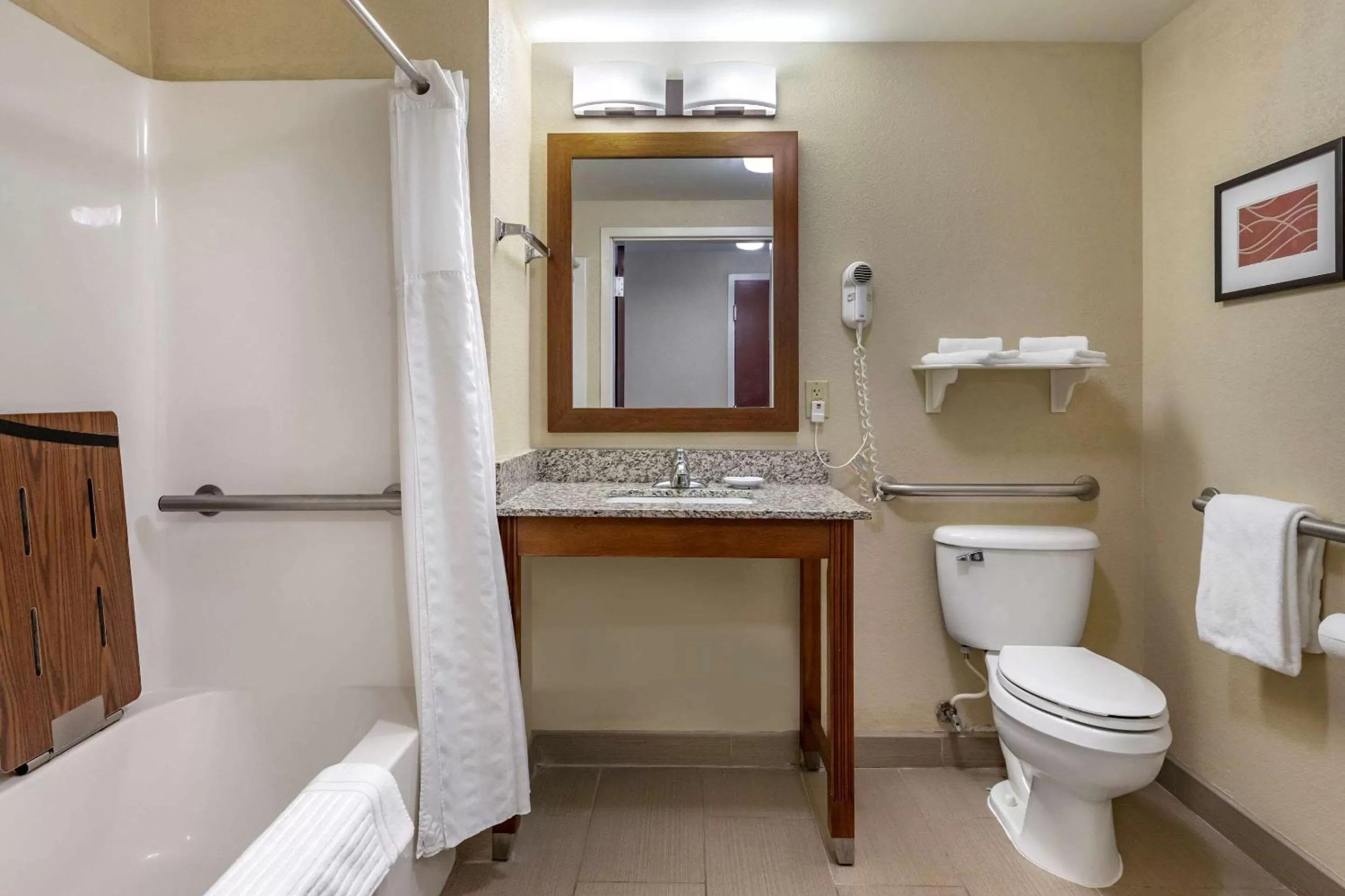Bathroom in Comfort Inn Warren - Detroit North