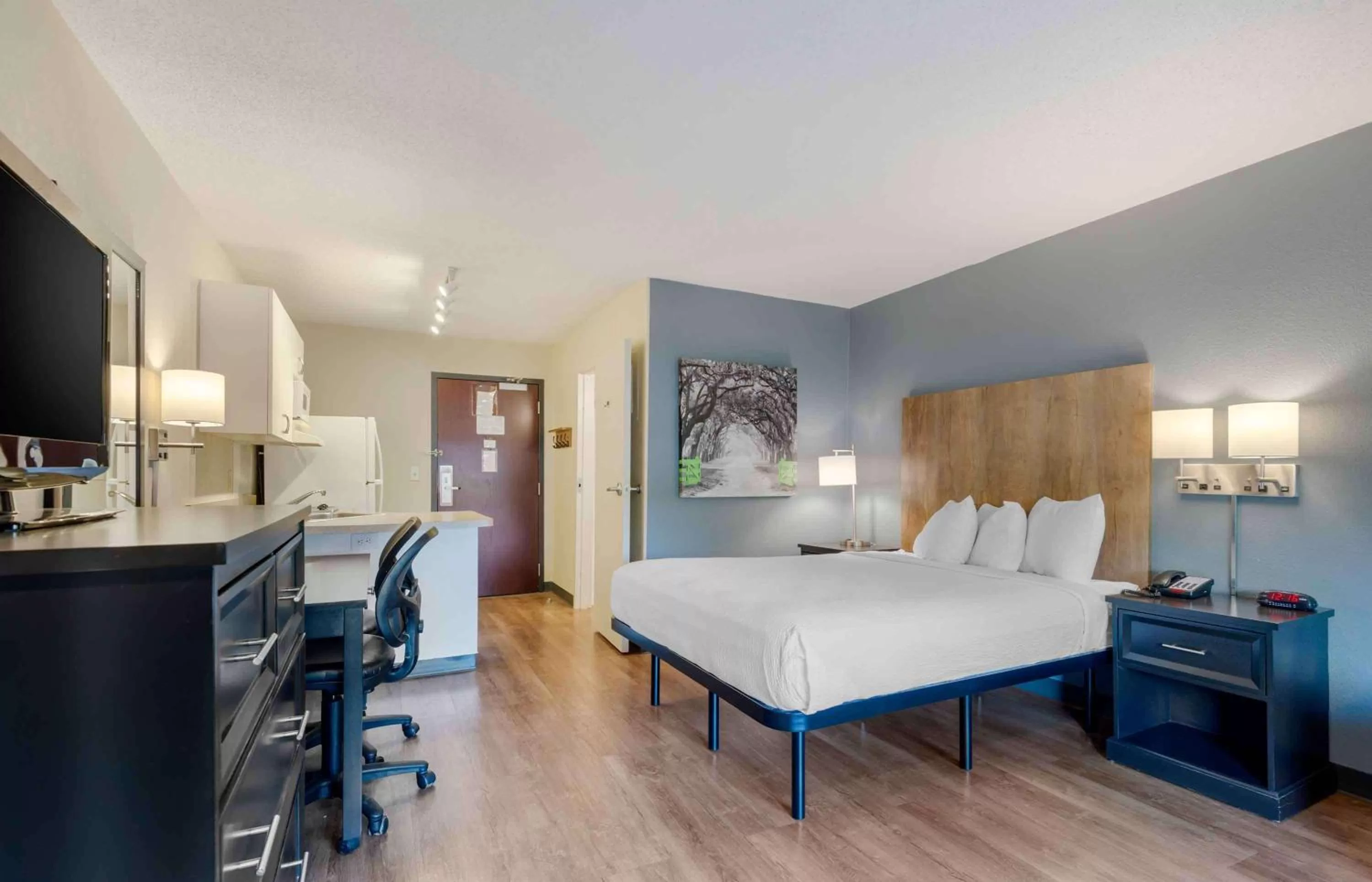 Bedroom, Bed in Extended Stay America Select Suites - Charlotte - Tyvola Rd