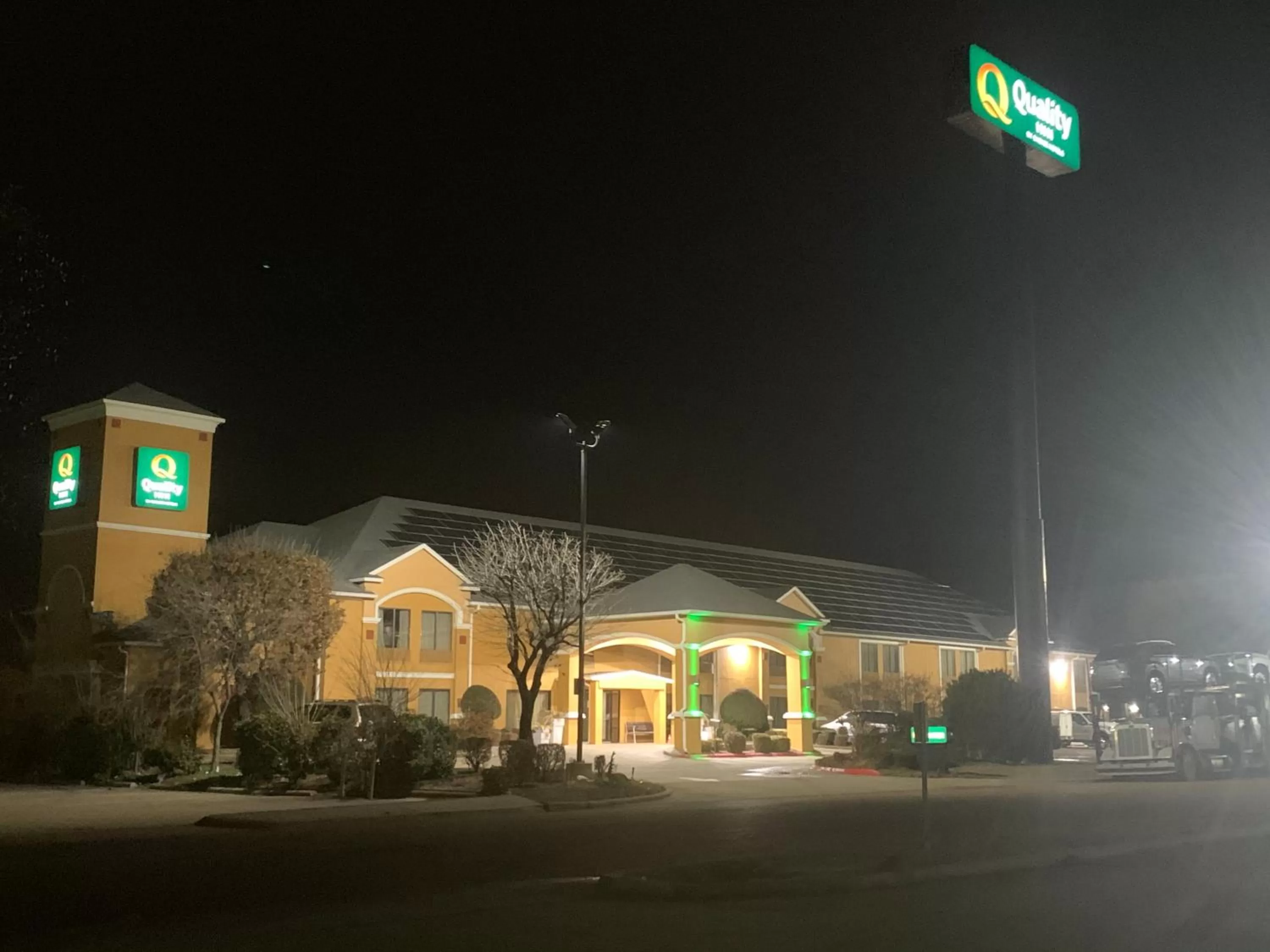 Property building in Quality Inn Hillsboro