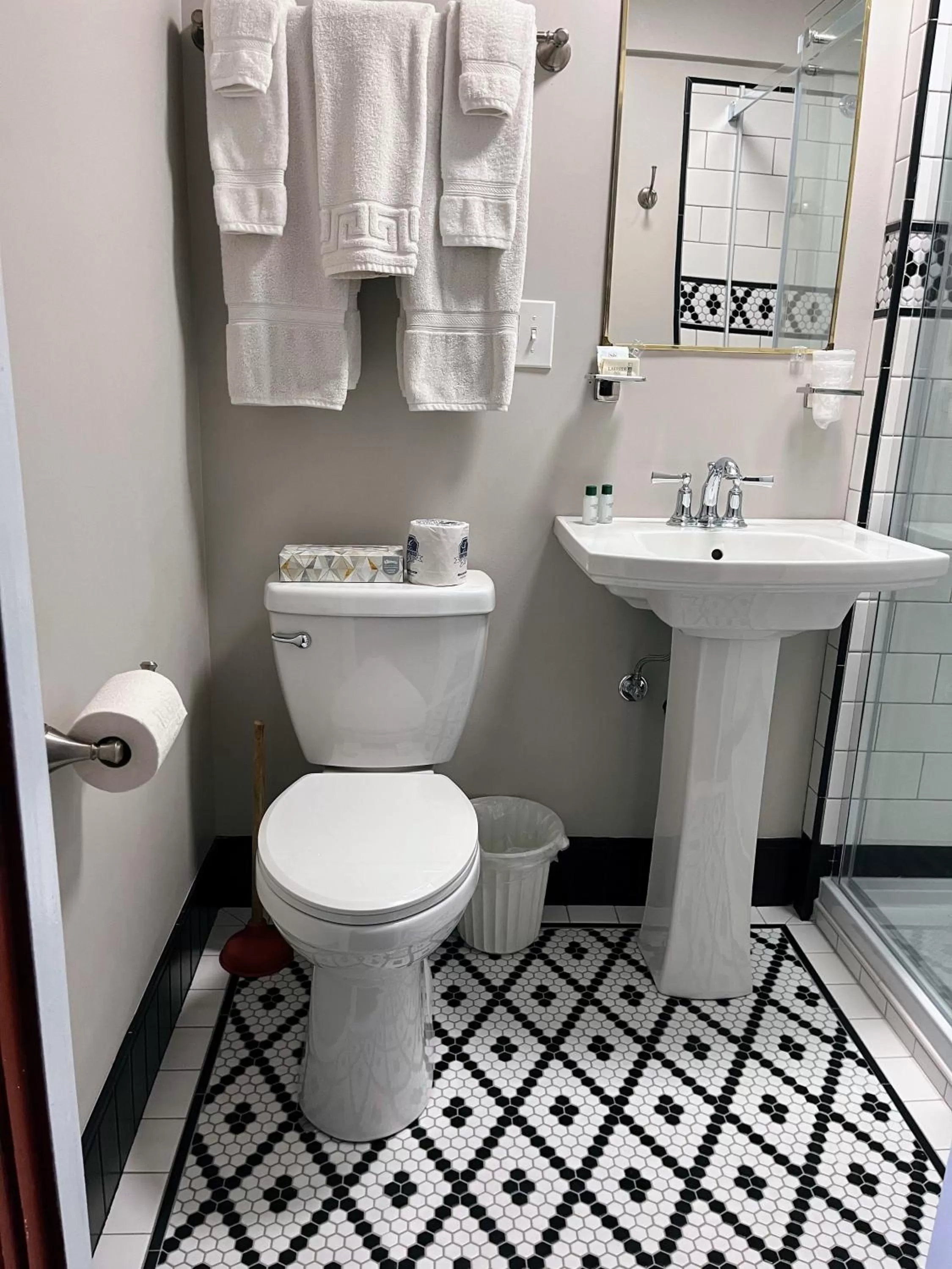 Bathroom in Lakeside Inn