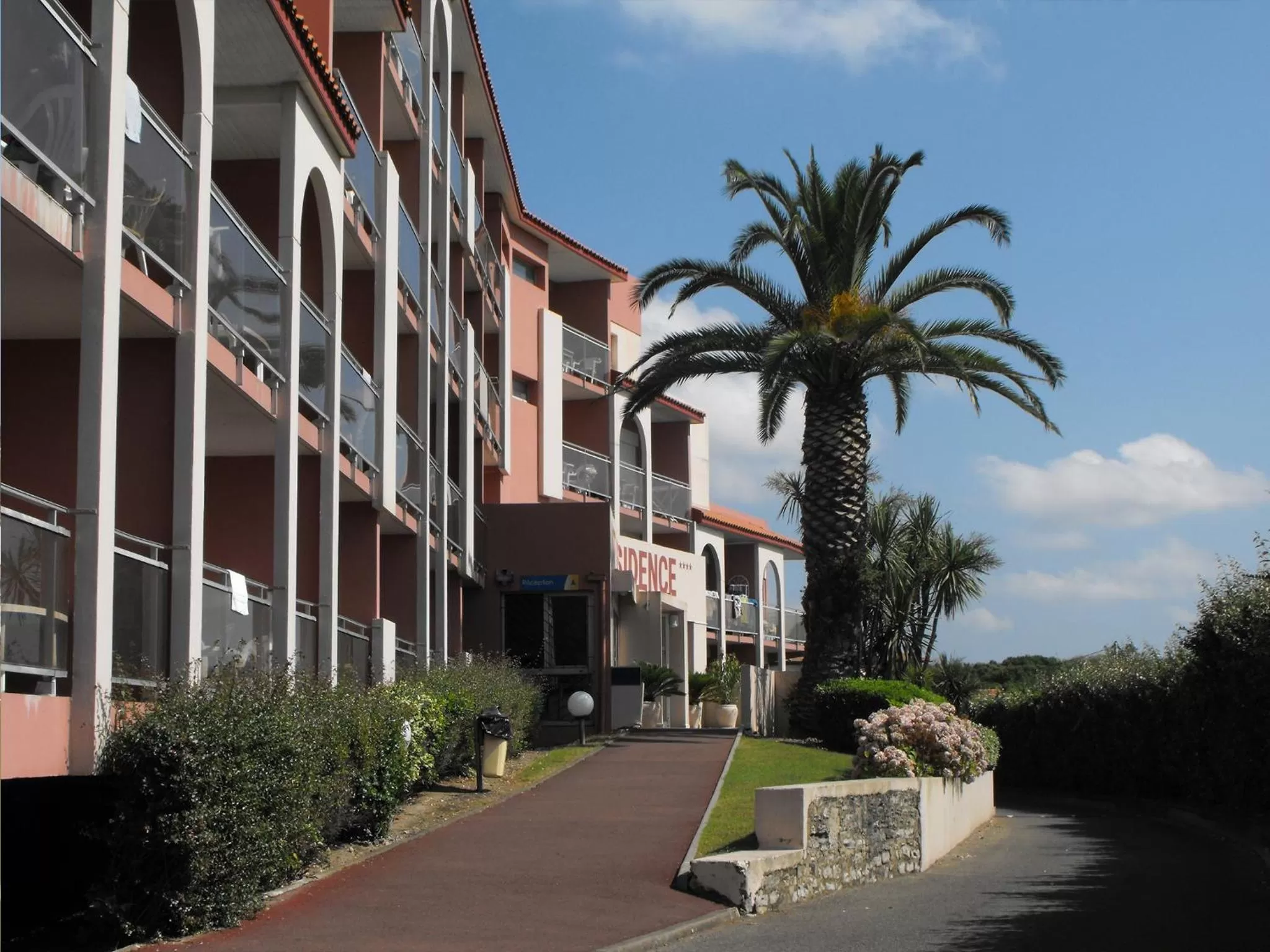 Facade/entrance in Mer et Golf