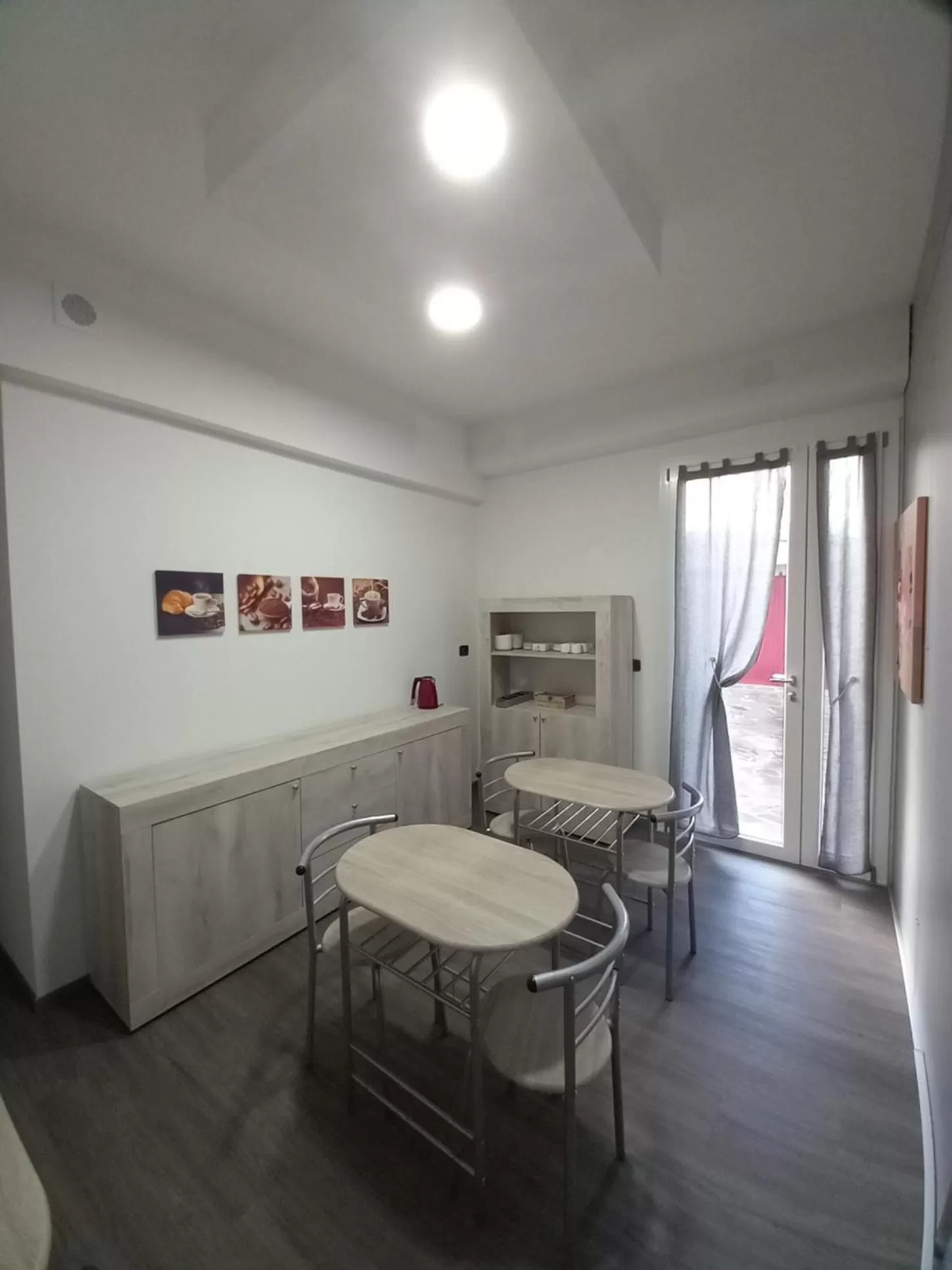 Coffee/tea facilities, Dining Area in B&B KM 198 - Room&Breakfast