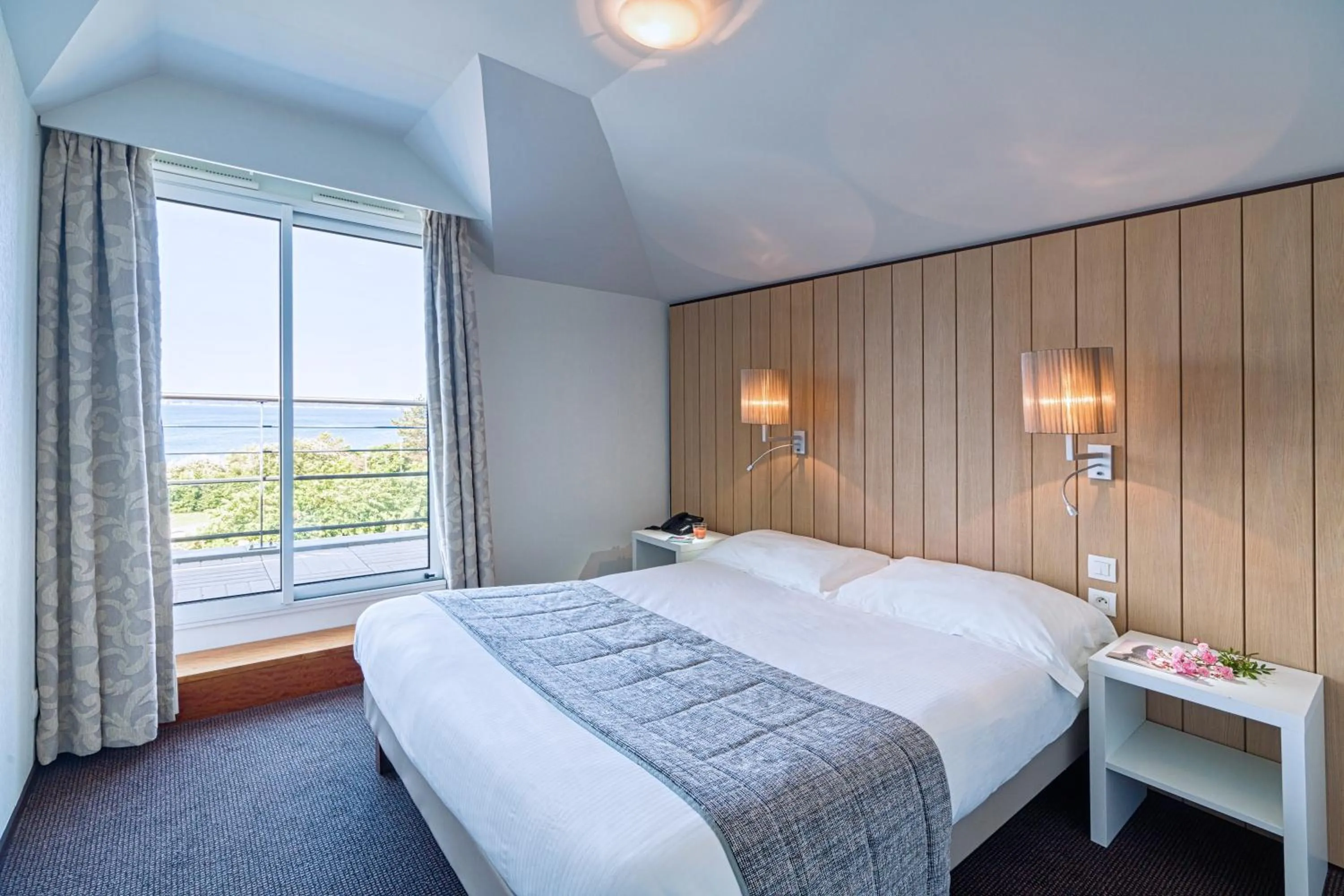 Bedroom, Bed in Thalasso Concarneau Spa Marin Resort