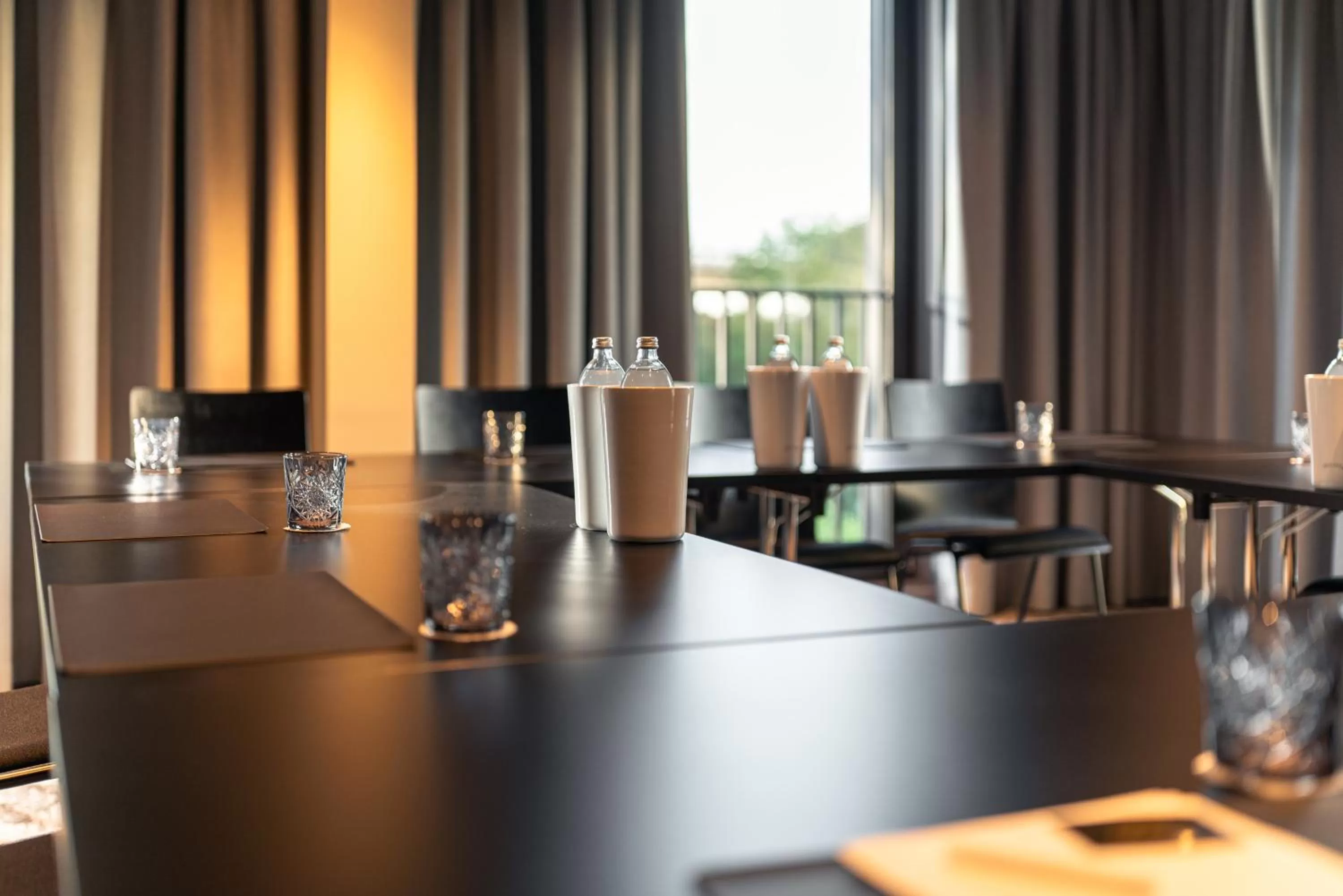 Property building in FreshSuites & Bar