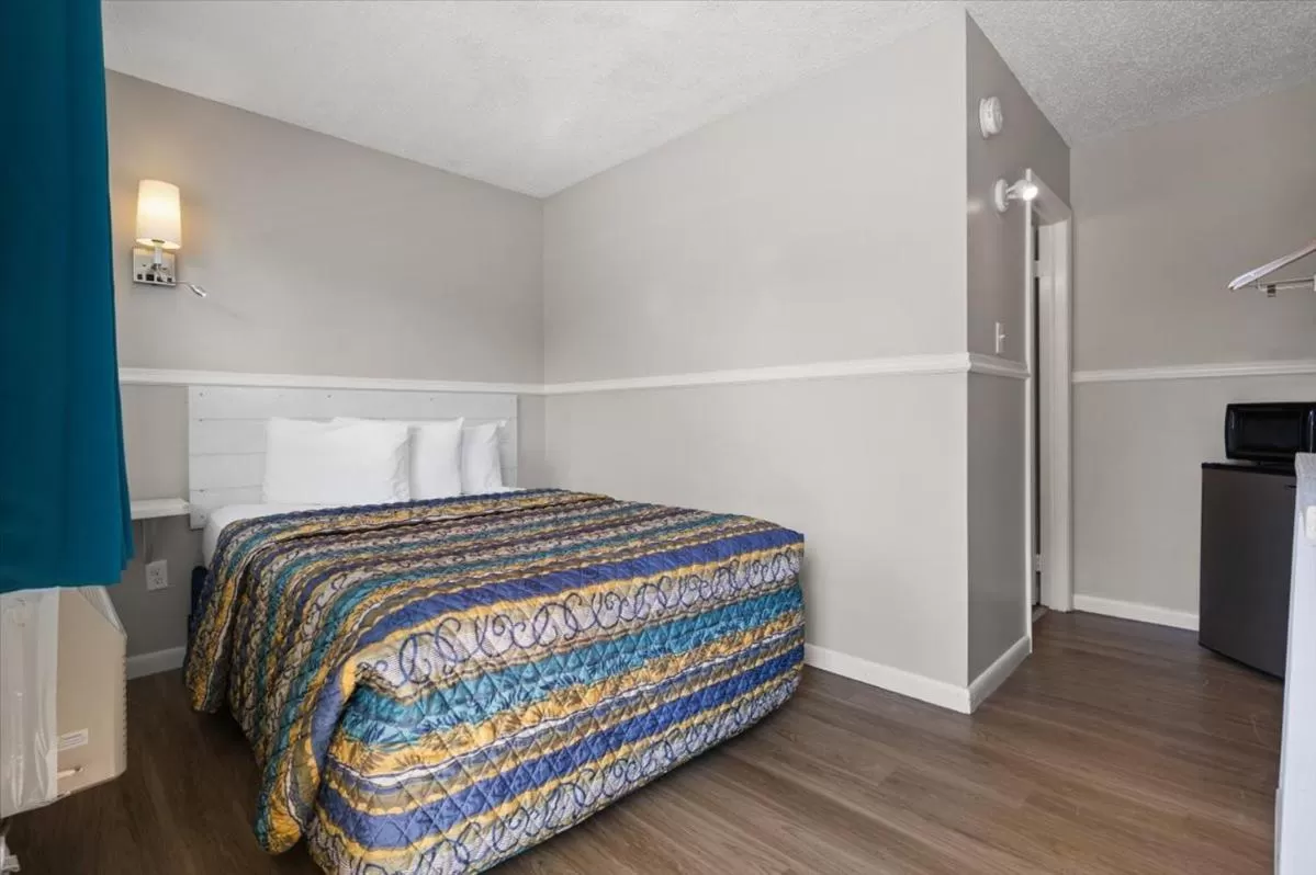 Bed in Beach Bum West-O Motel