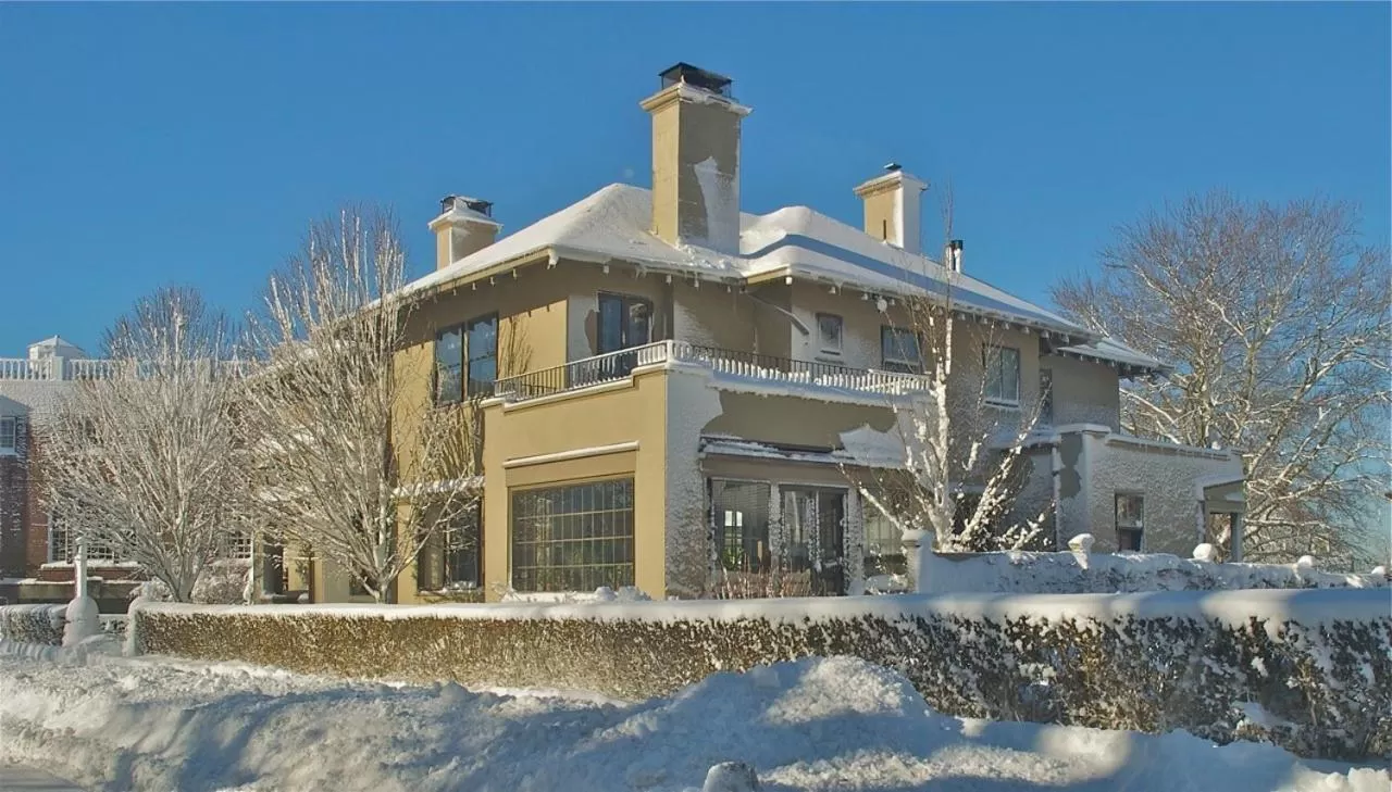 Facade/entrance, Winter in Hilltop Inn