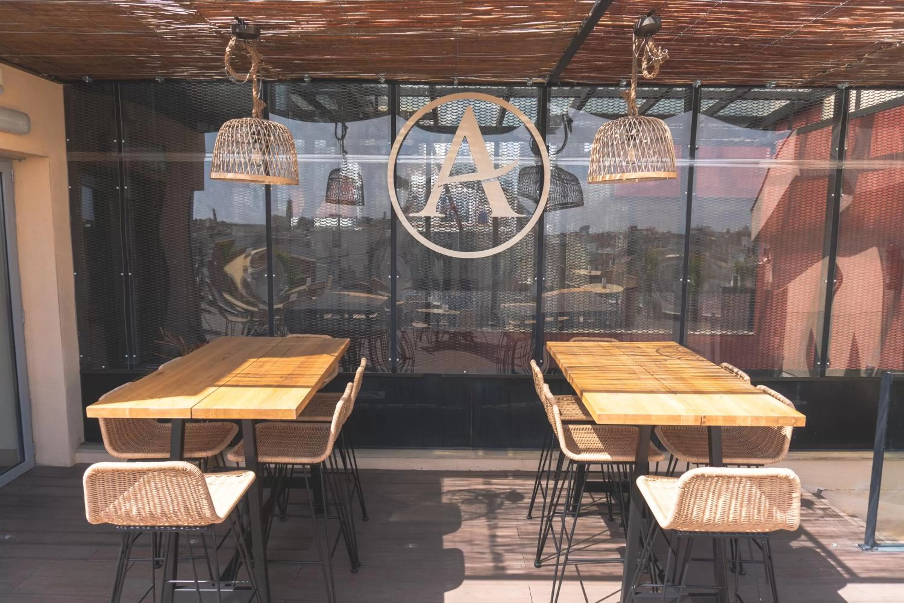 Restaurant/places to eat in Arya Stadium Hotel