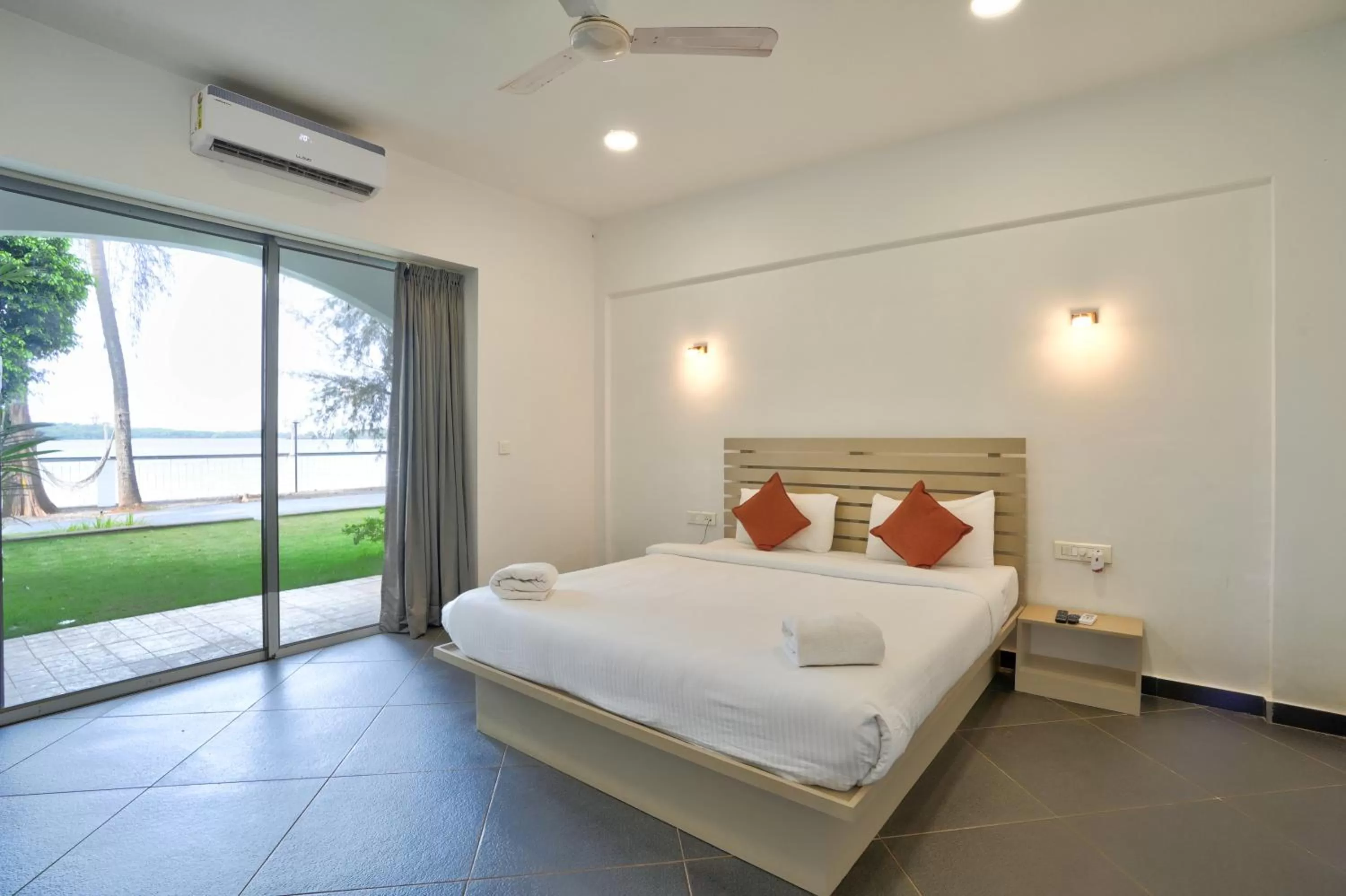 Photo of the whole room, Bed in Blu Missel By The River