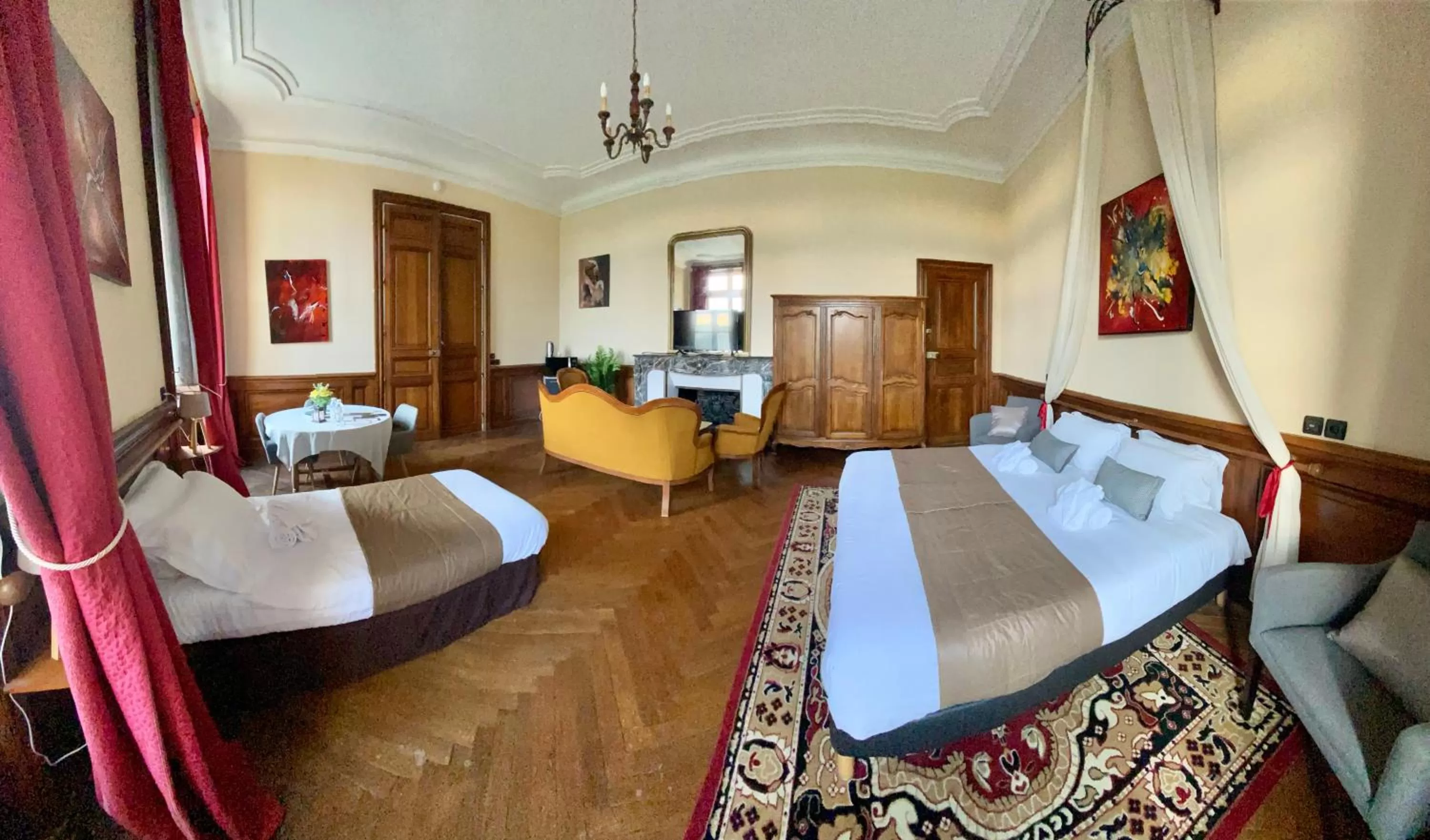 Photo of the whole room in Hôtel Particulier CHÂTEAU DES MARAIS Proximité et vue sur le Lac de Grand lieu