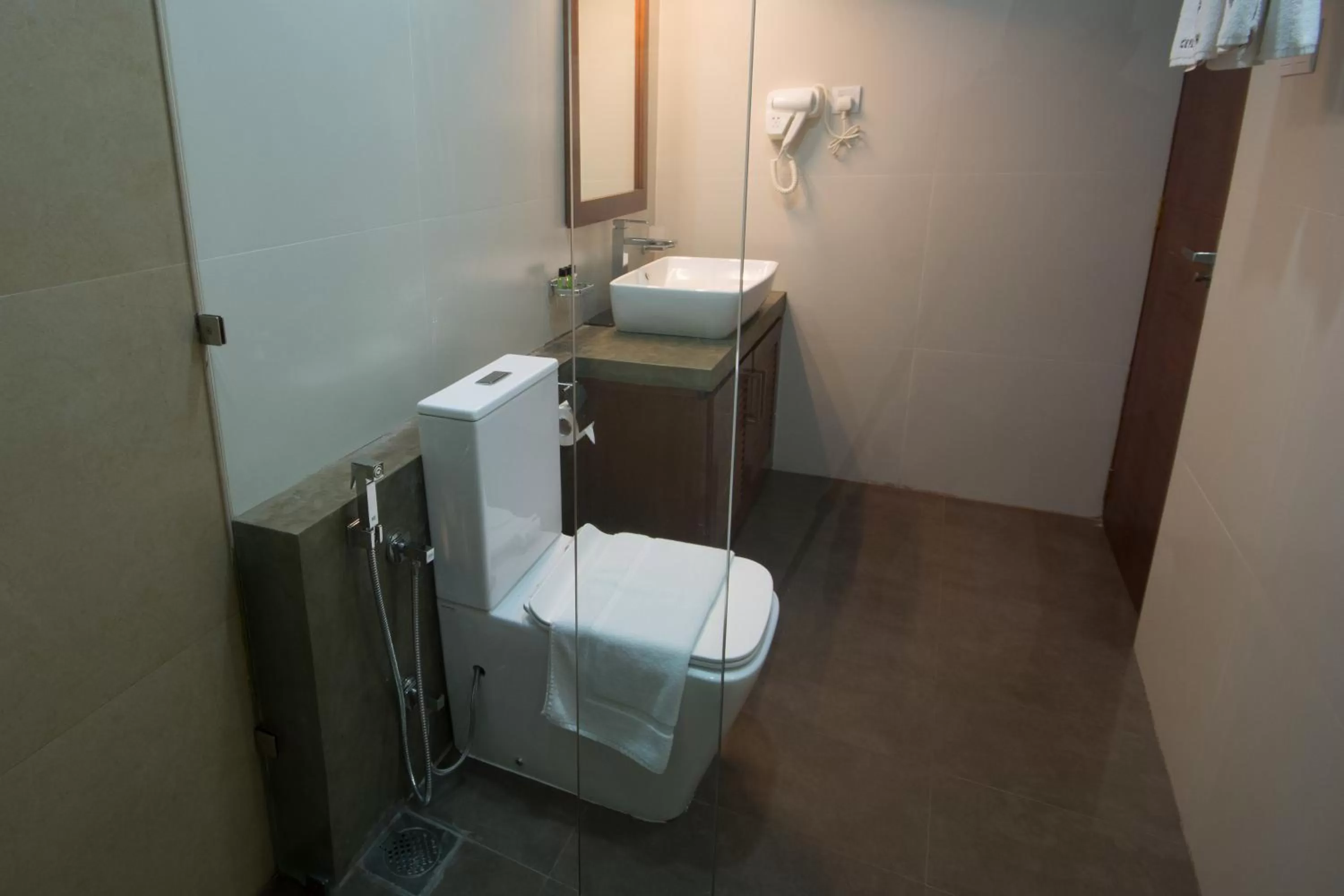 Toilet in Ceyloni City Hotel