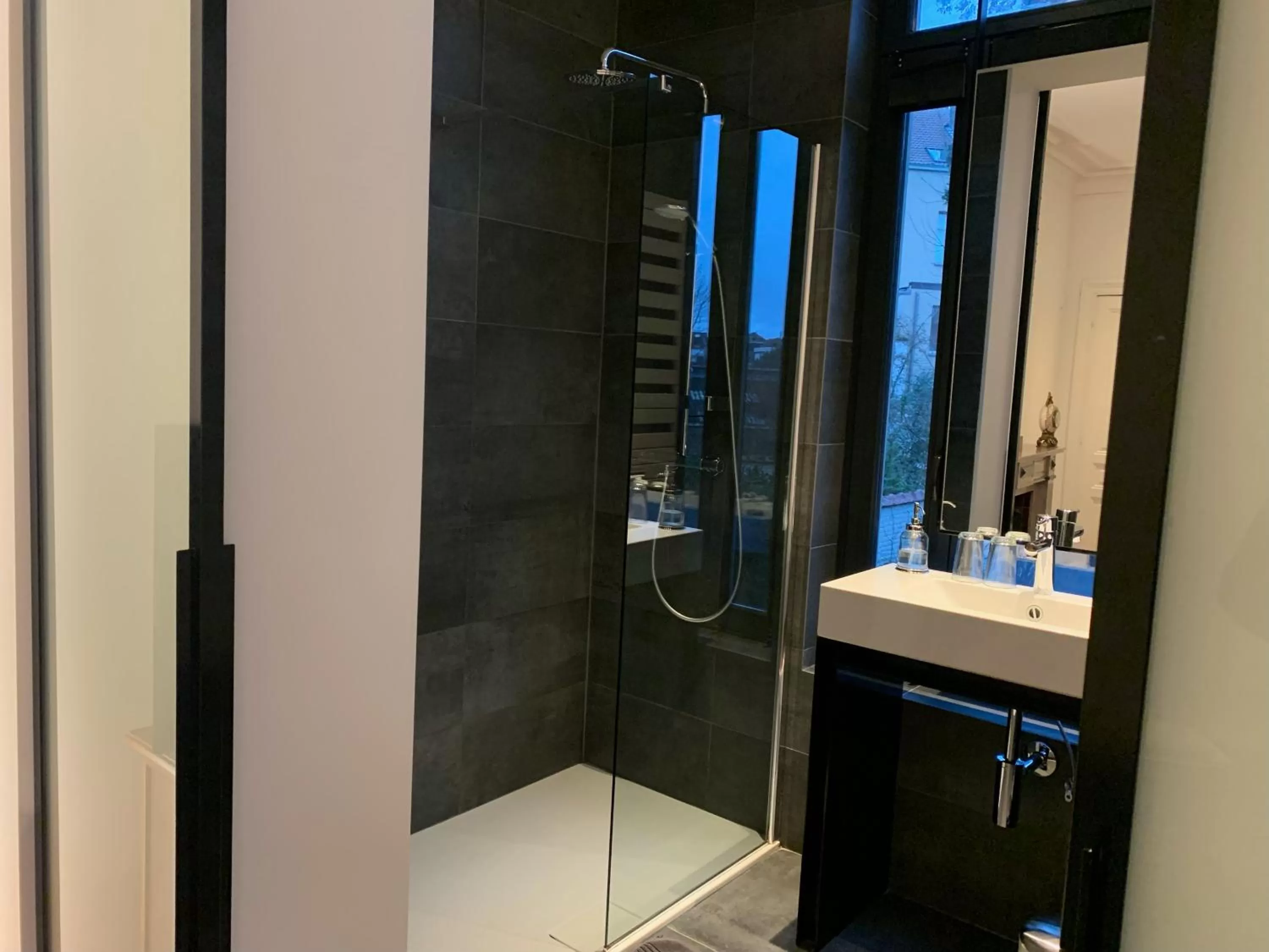 Shower in Albert Molière