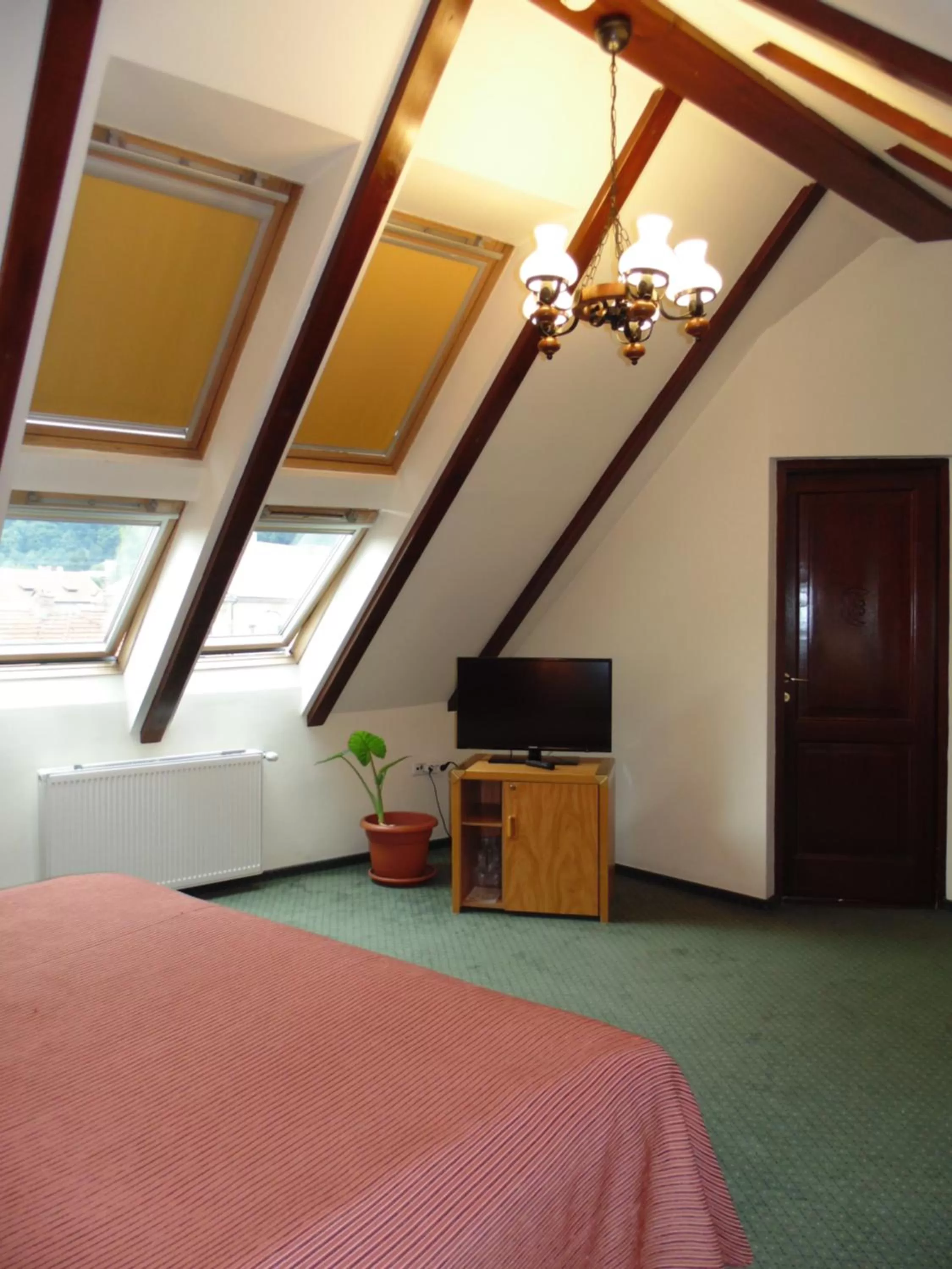 Bed in Curtea Brasoveana