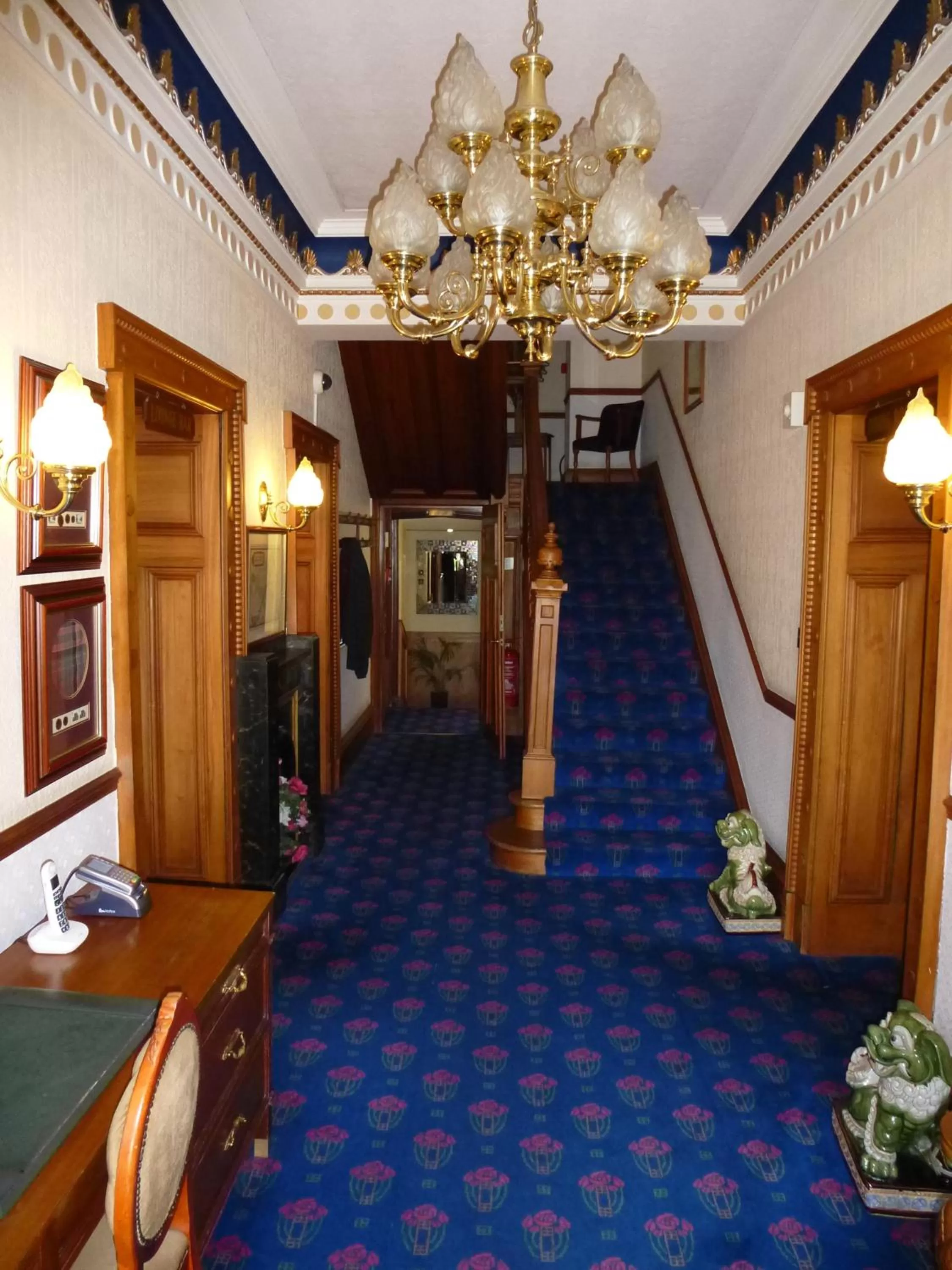 Lobby or reception in Somerton House Hotel