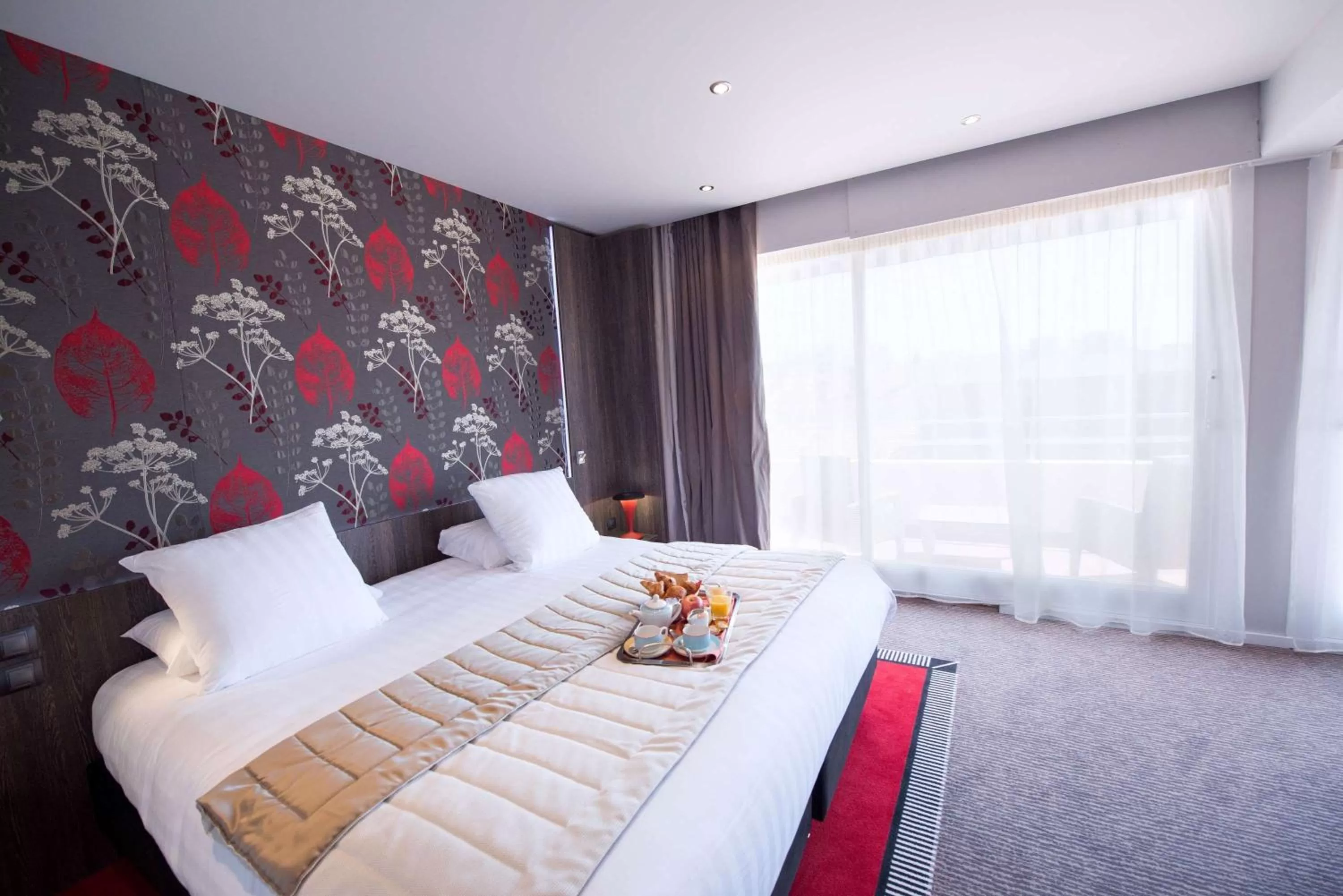 Patio, Bed in Best Western Premier Le Patio des Artistes Wellness Jacuzzi