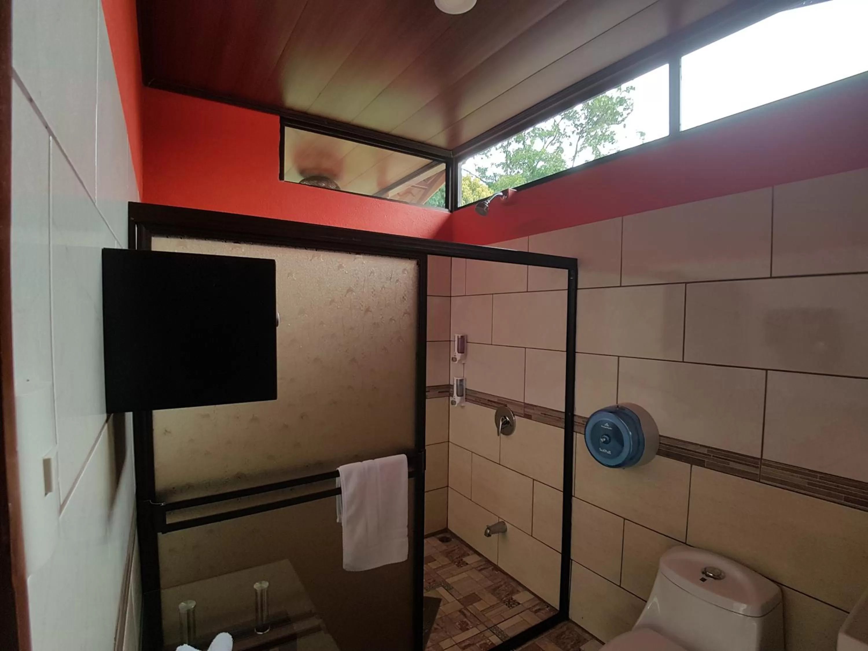 Shower in Hotel Heliconias Nature Inn & Hot Springs