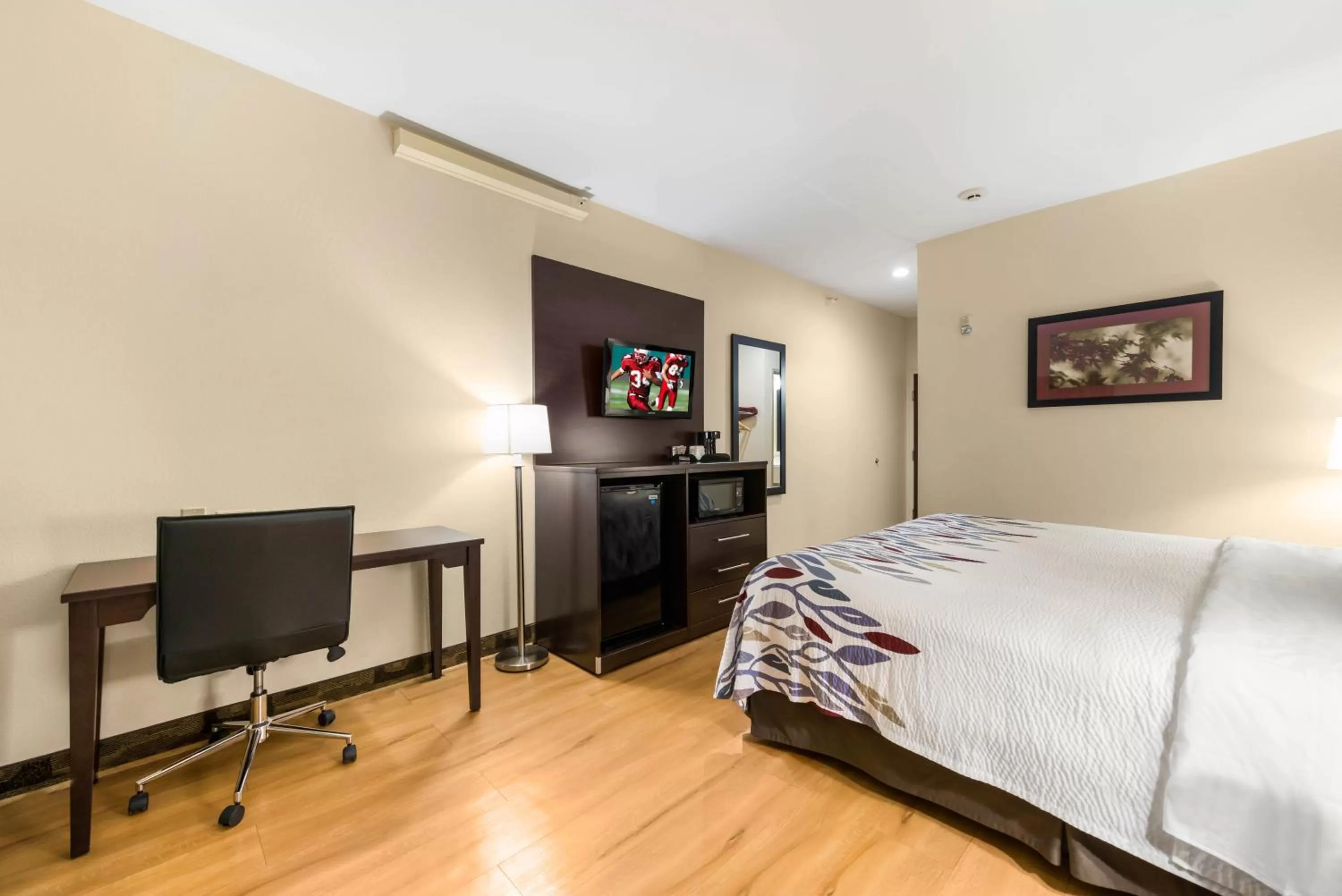 Photo of the whole room, Bed in Red Roof Inn & Suites Monee