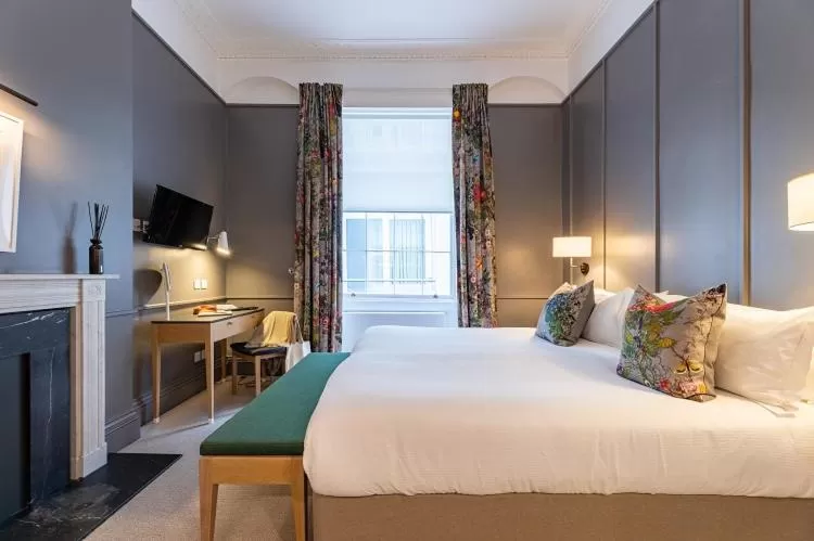 Bedroom, Bed in The Goodenough Hotel London