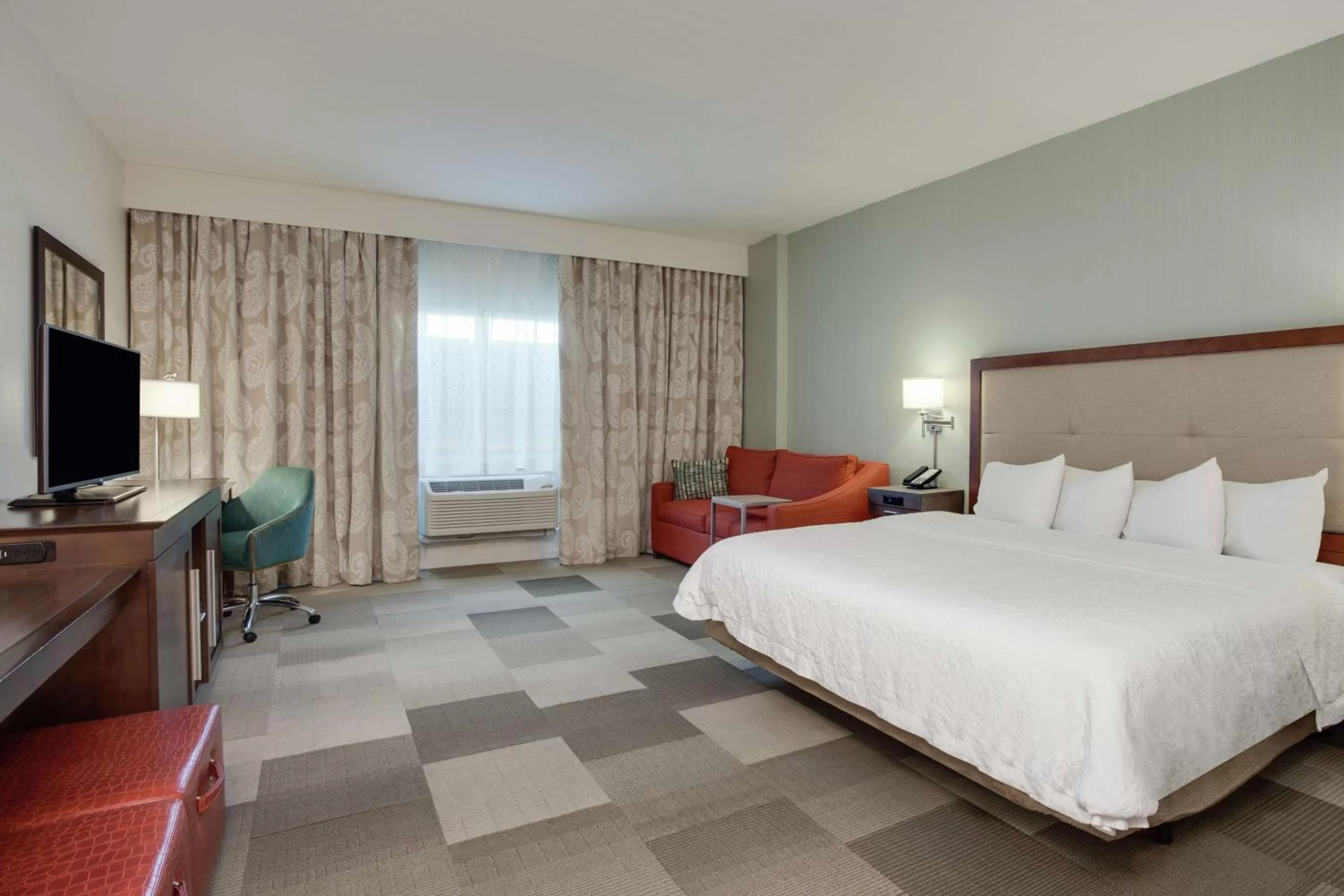 Bedroom, Bed in Hampton Inn & Suites - DeLand