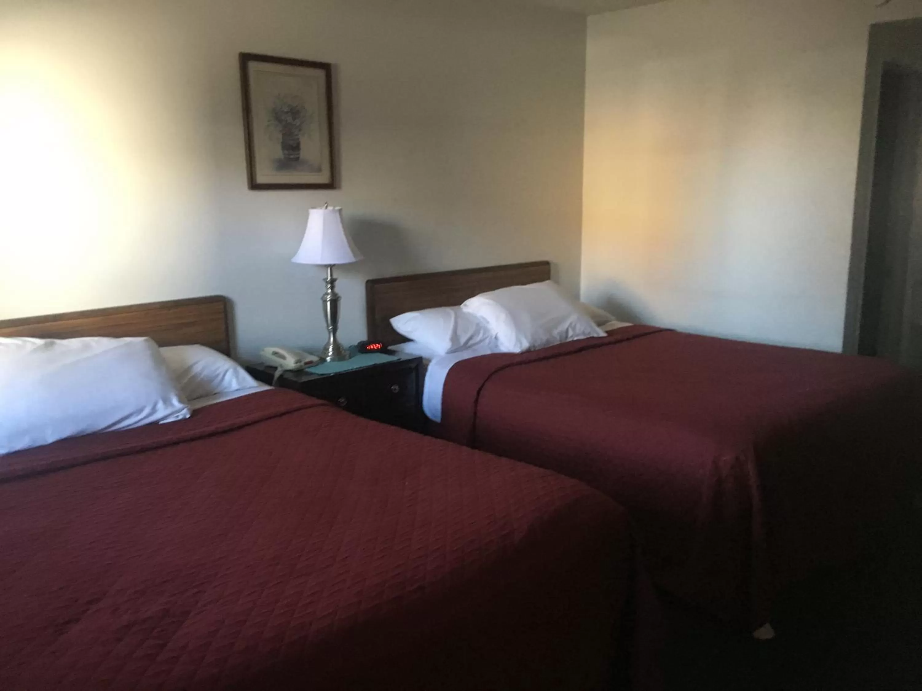 Bed in Villager Motel & Glen Manor Estate