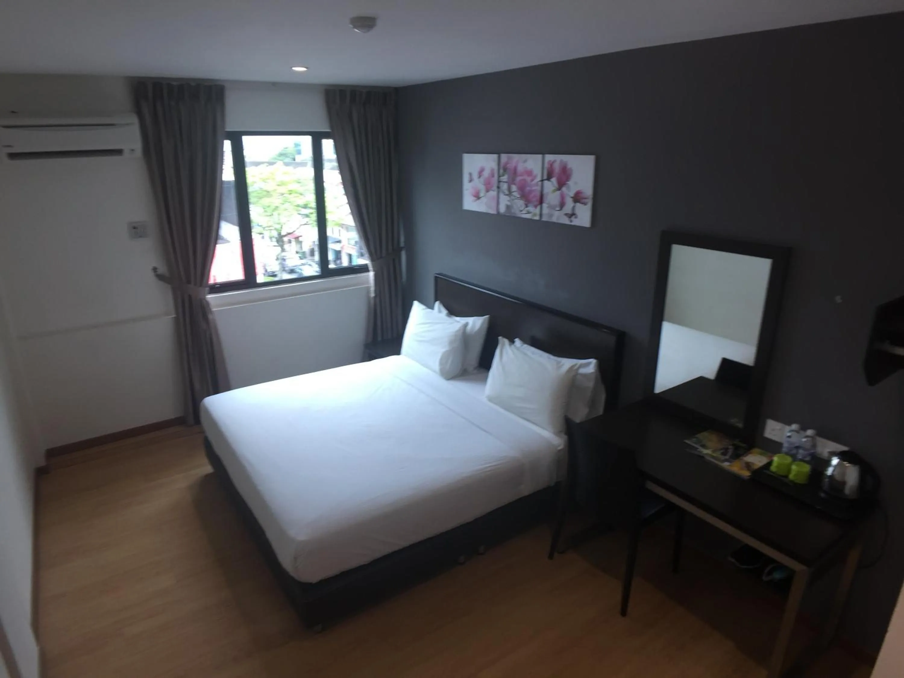 Photo of the whole room, Bed in Padungan Hotel