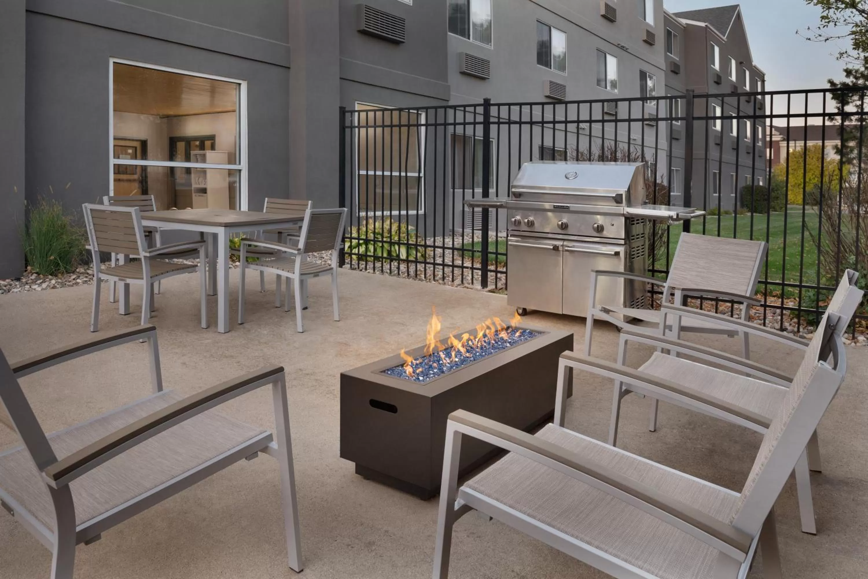 Patio in Country Inn & Suites by Radisson, Brookings