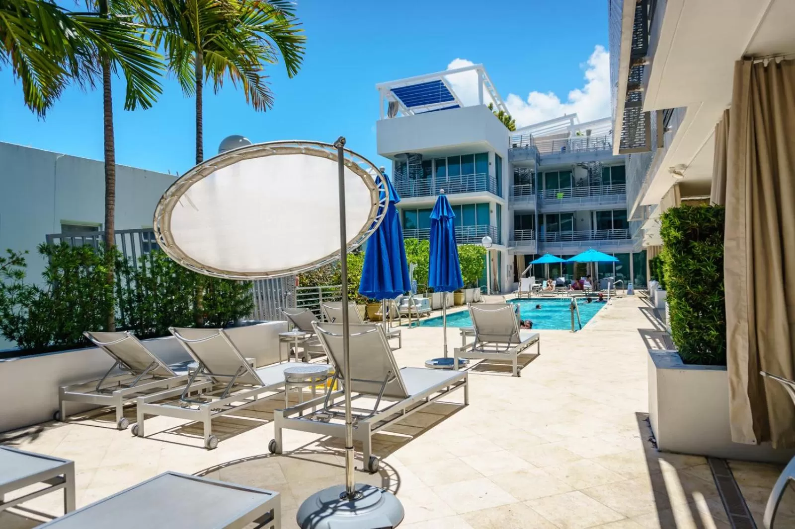 King Suite with Pool View in Boutique Suites 3 min walk to beach