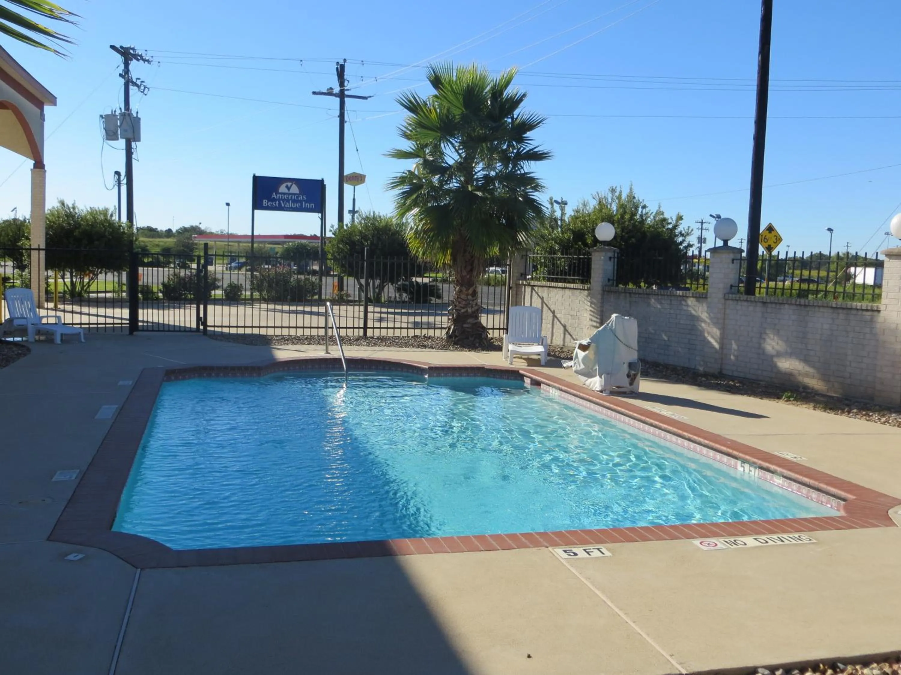 Swimming pool in Americas Best Value Inn & Suites Hempstead