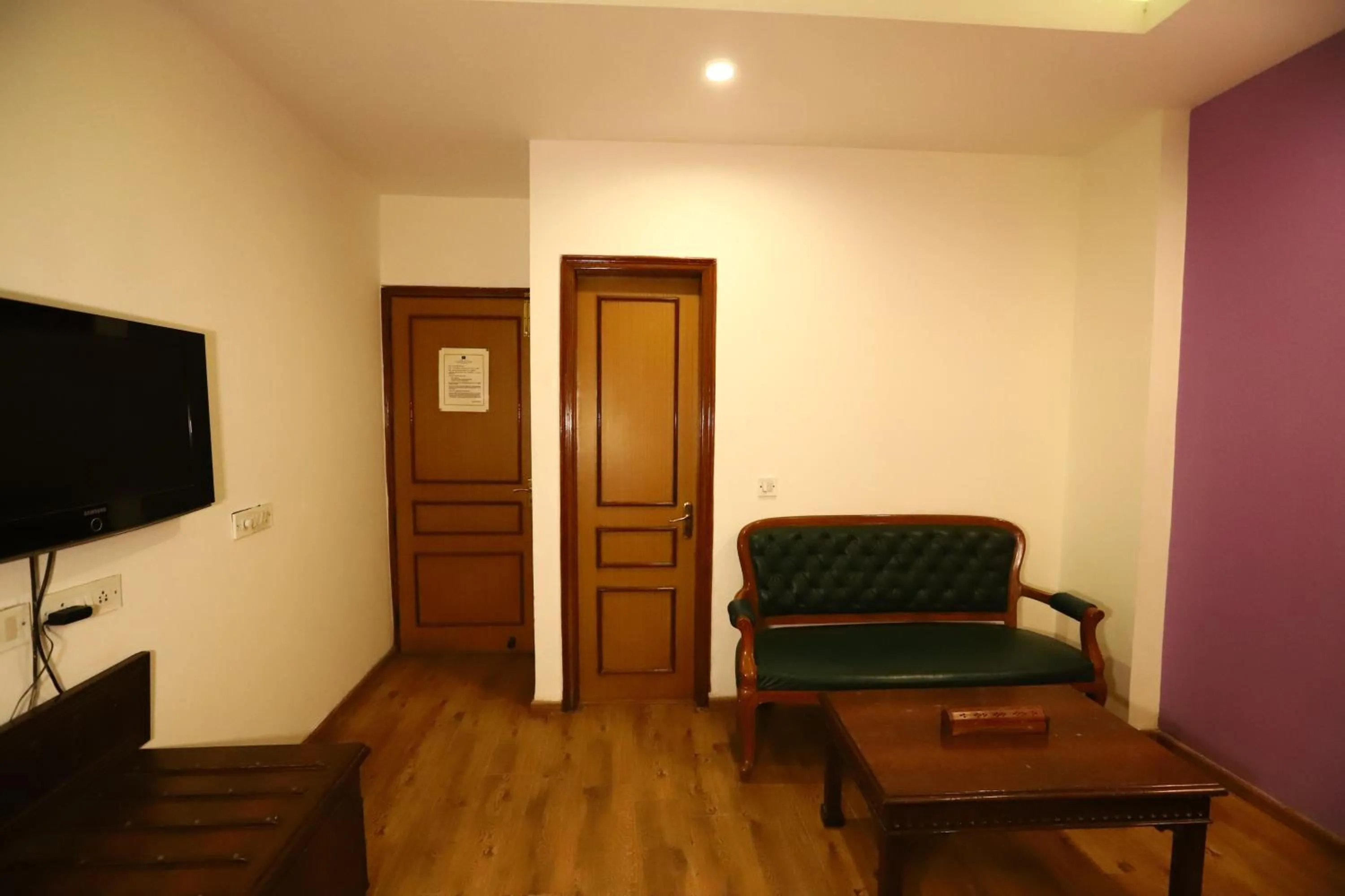 Living room in Hotel Ambica Palace AIIMS New Delhi - Couple Friendly Local ID Accepted