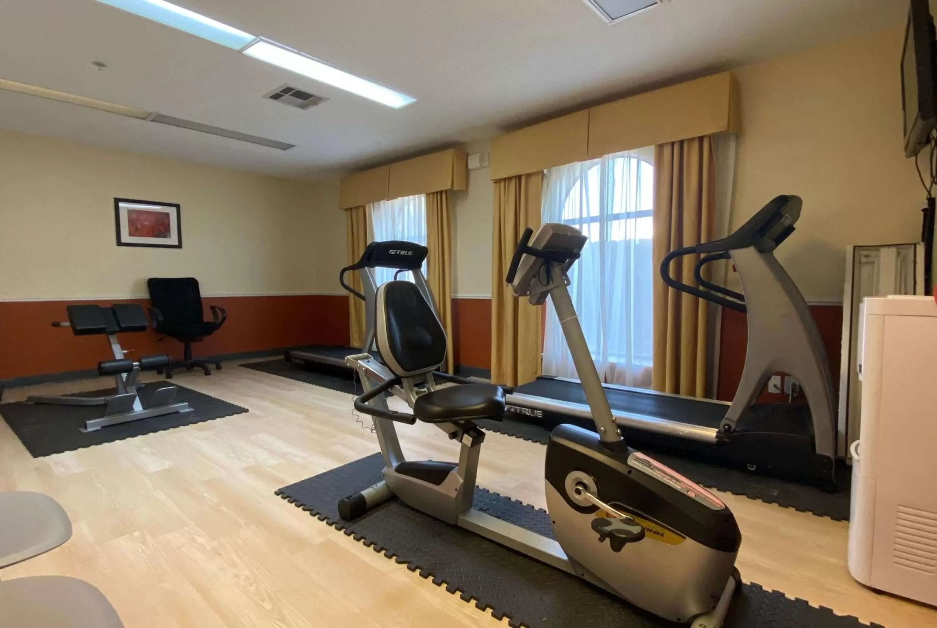 Fitness centre/facilities in Days Inn & Suites by Wyndham Winnie