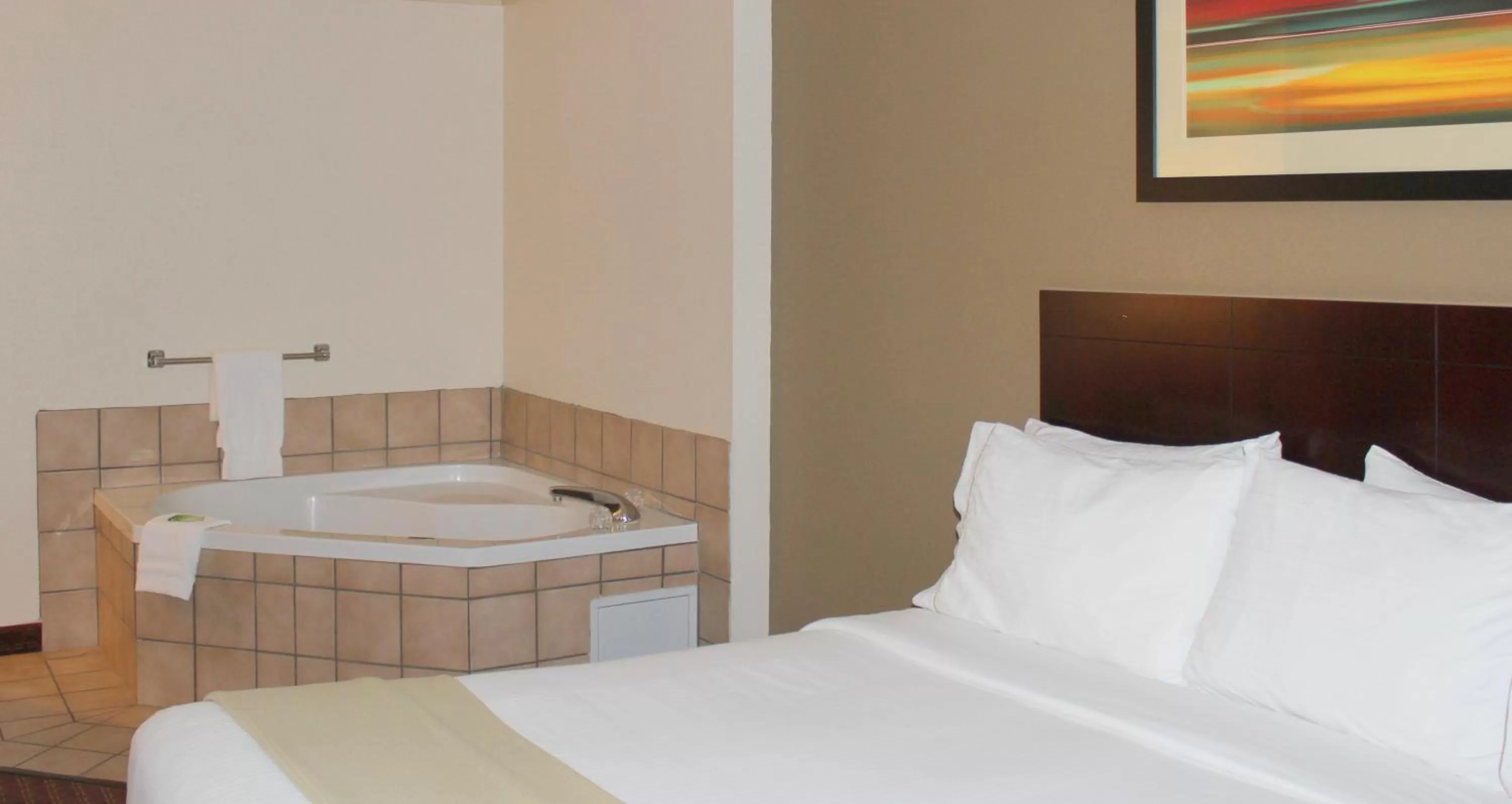 Photo of the whole room, Bed in Holiday Inn Express & Suites Plainview by IHG