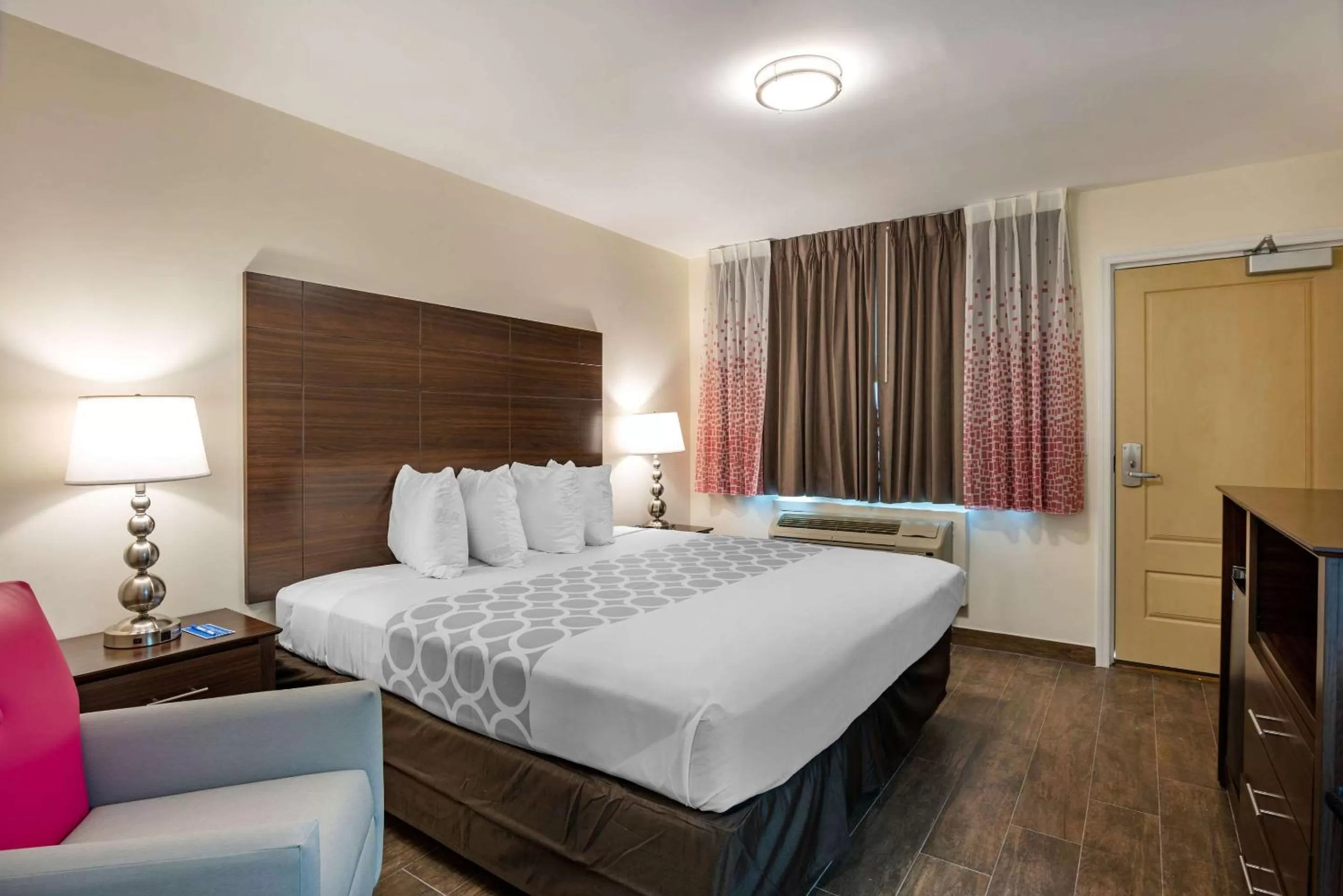 Photo of the whole room, Bed in Downtown Hollywood Gardens Inn & Suites