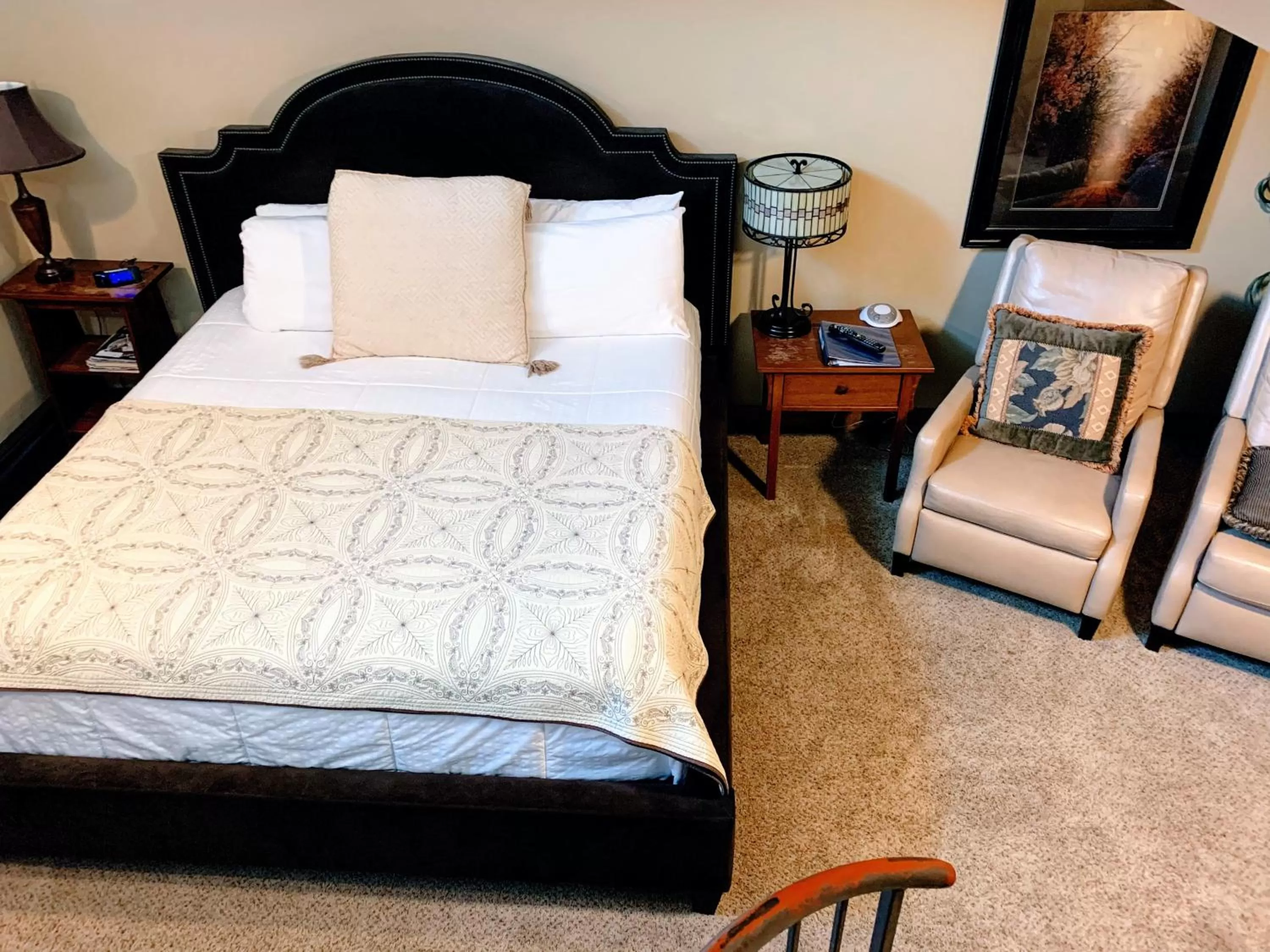 Bed in Iowa House Historic Inn