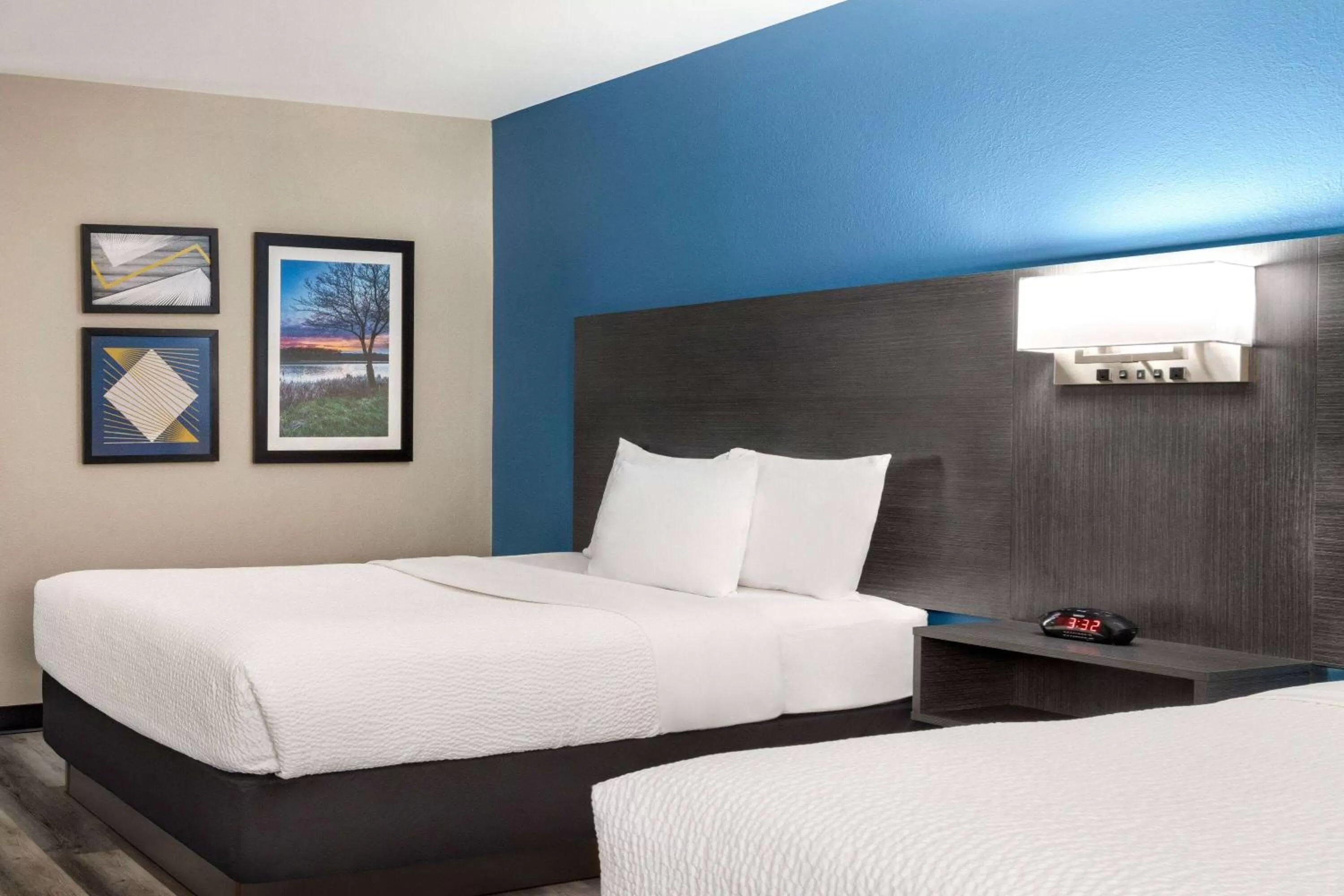 Photo of the whole room, Bed in La Quinta by Wyndham Chicago Tinley Park