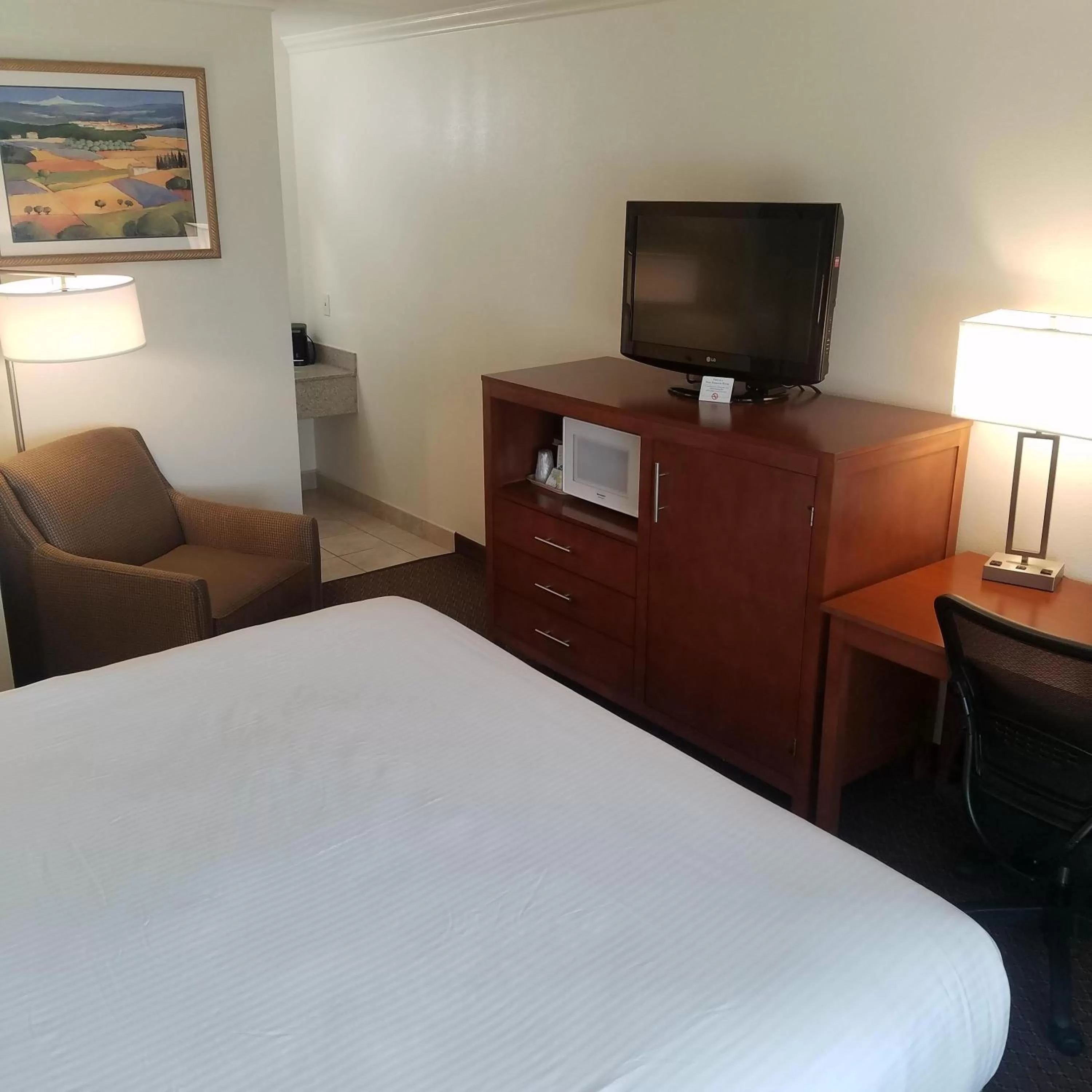 Bedroom, Bed in SureStay Hotel by Best Western Hollister
