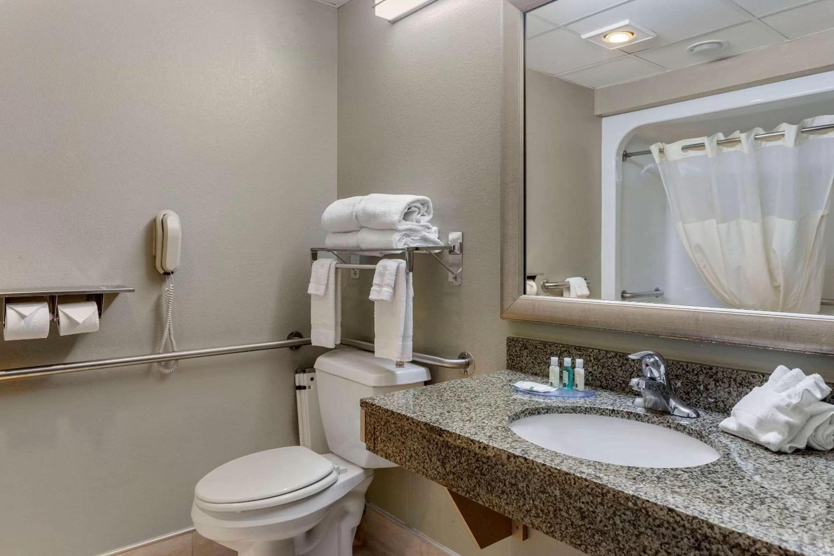 Bathroom in Quality Inn St Robert - Ft Leonard Wood