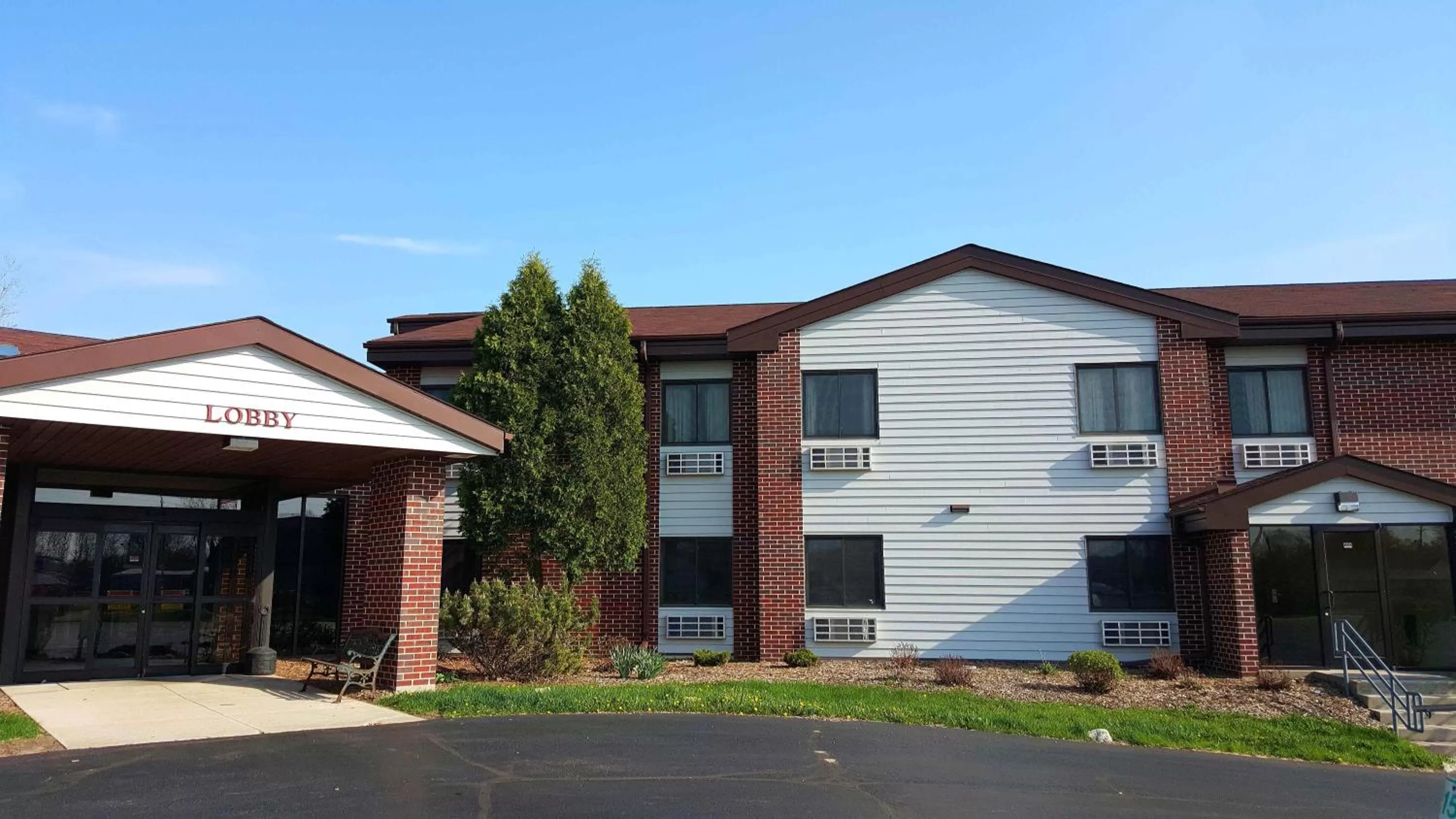 Property building in Motel 6-Saukville, WI