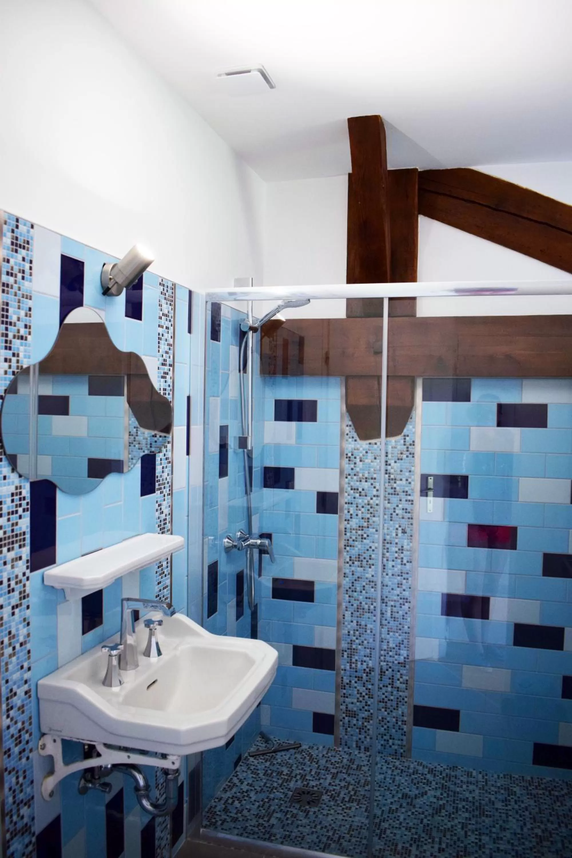 Shower in Art Home BnB