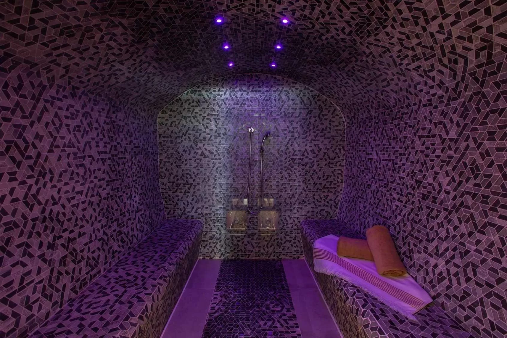Steam room in Le Diana Hôtel & Spa
