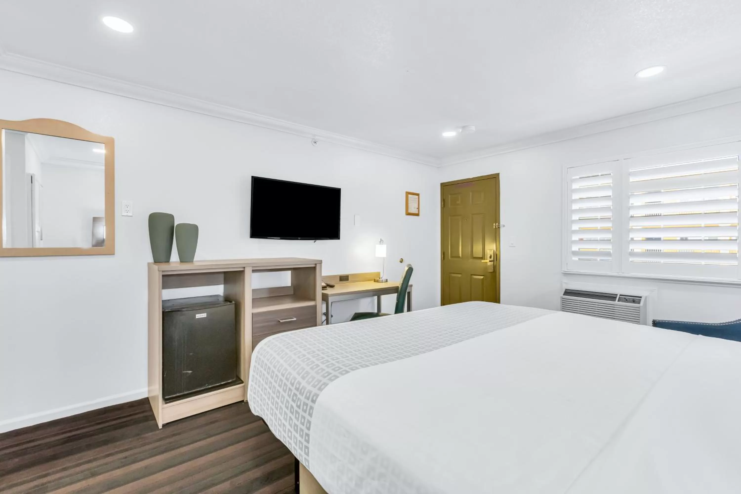 Bed in Napa Valley Hotel & Suites