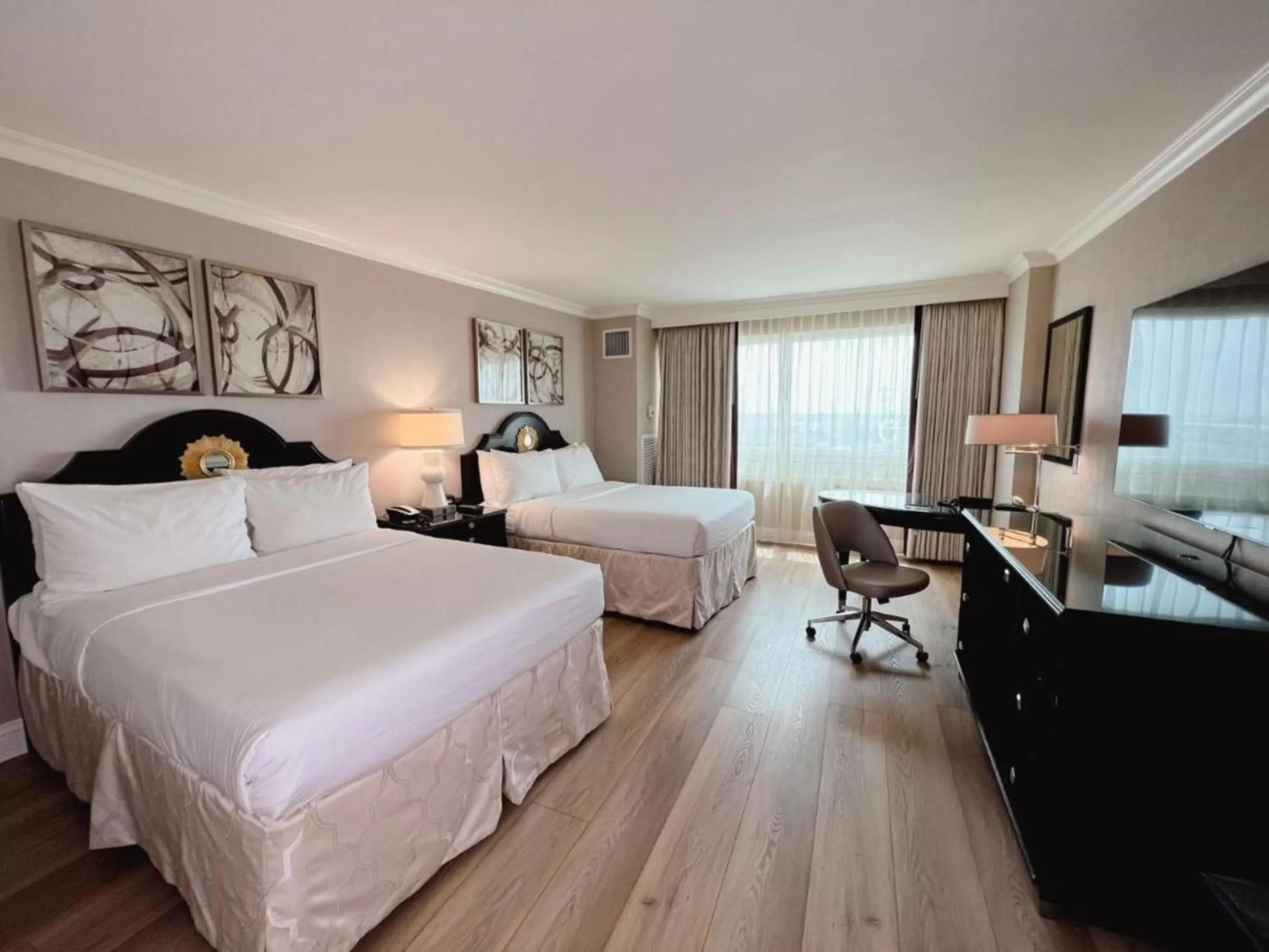 Bedroom, Bed in The Commerce Casino & Hotel