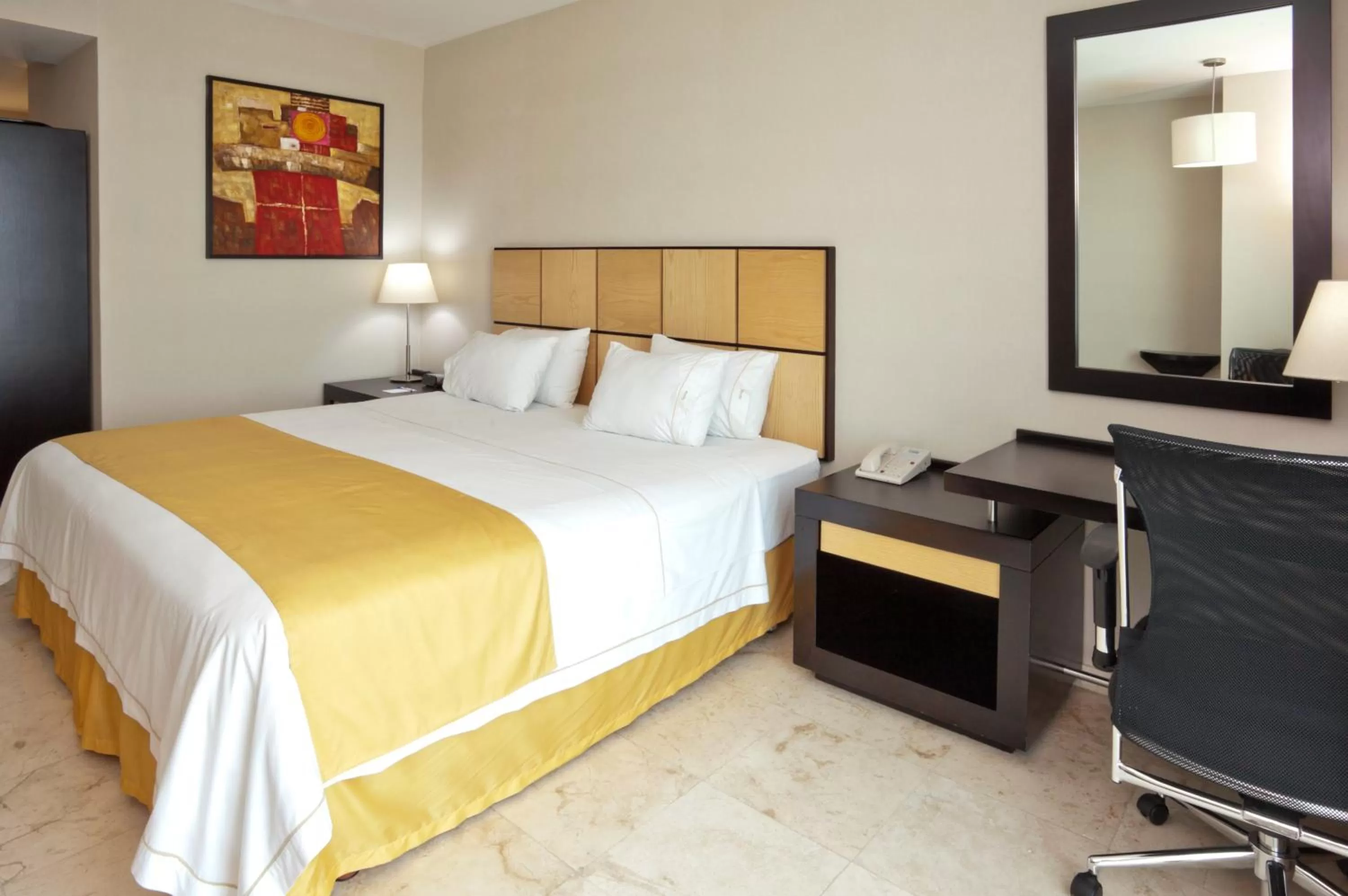 Photo of the whole room, Bed in Holiday Inn Express Ciudad Del Carmen by IHG
