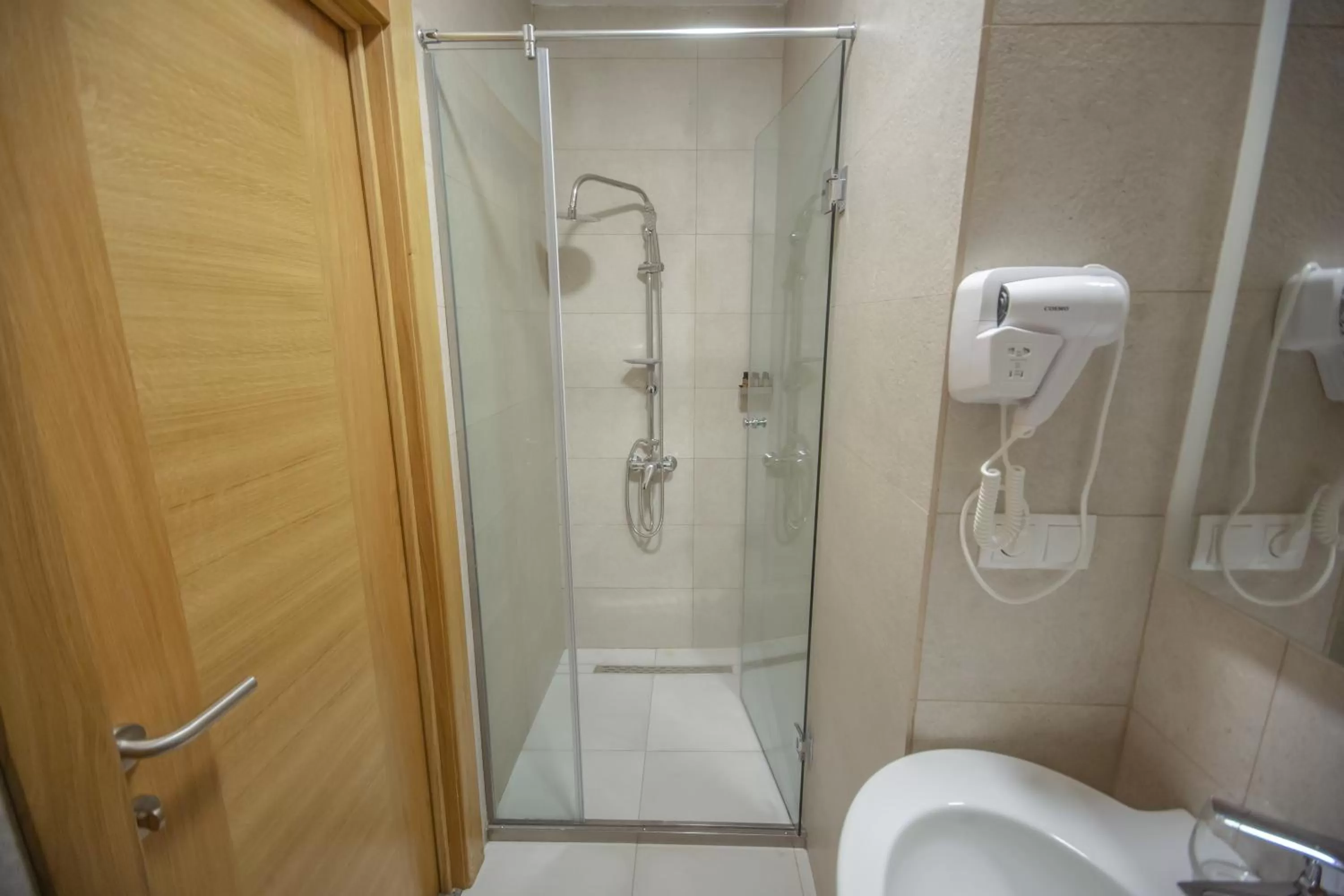 Shower, Bathroom in Hotel Banovani