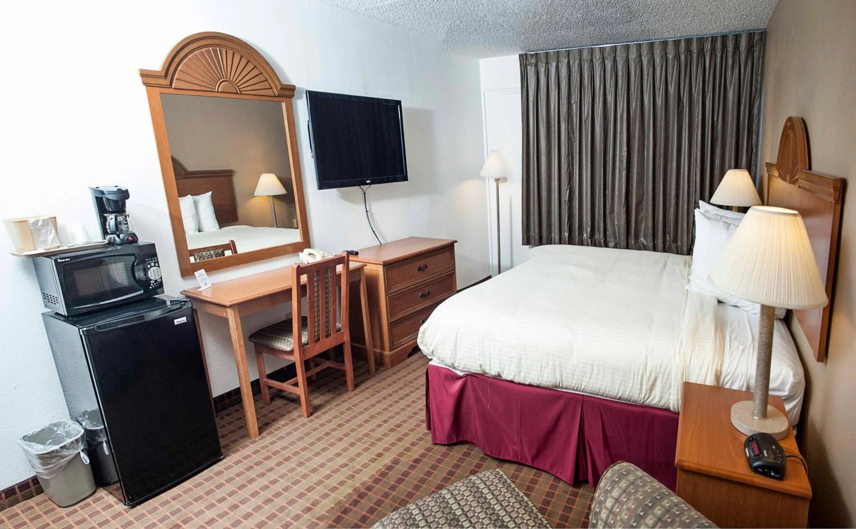 Bedroom, Bed in Express Inn & Suites