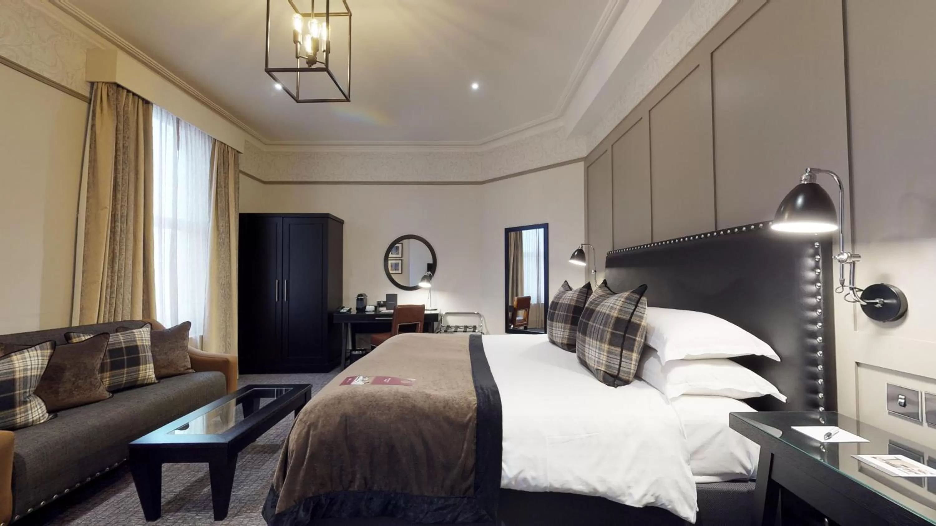 Bedroom, Bed in Macdonald Burlington Hotel