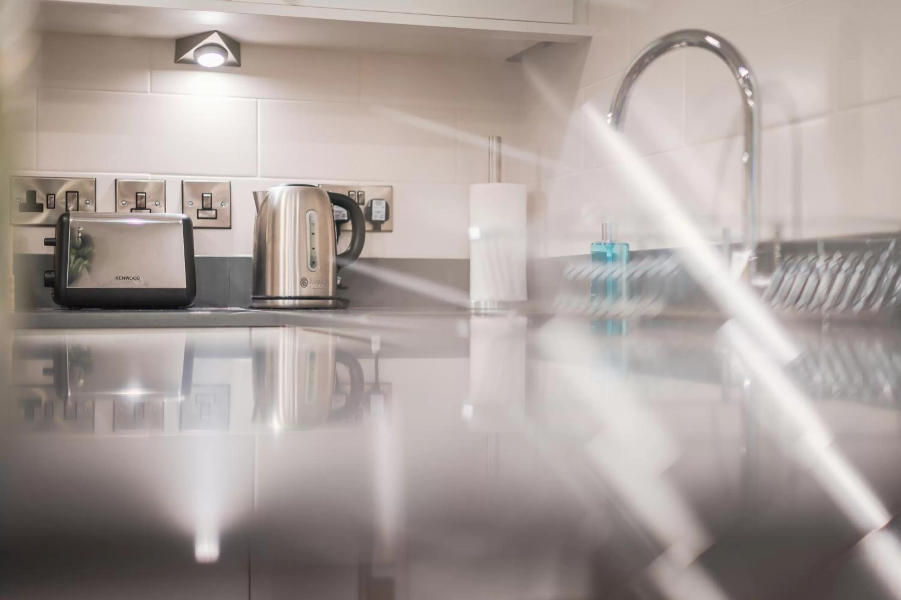 Coffee/tea facilities in The Knight Residence by Mansley