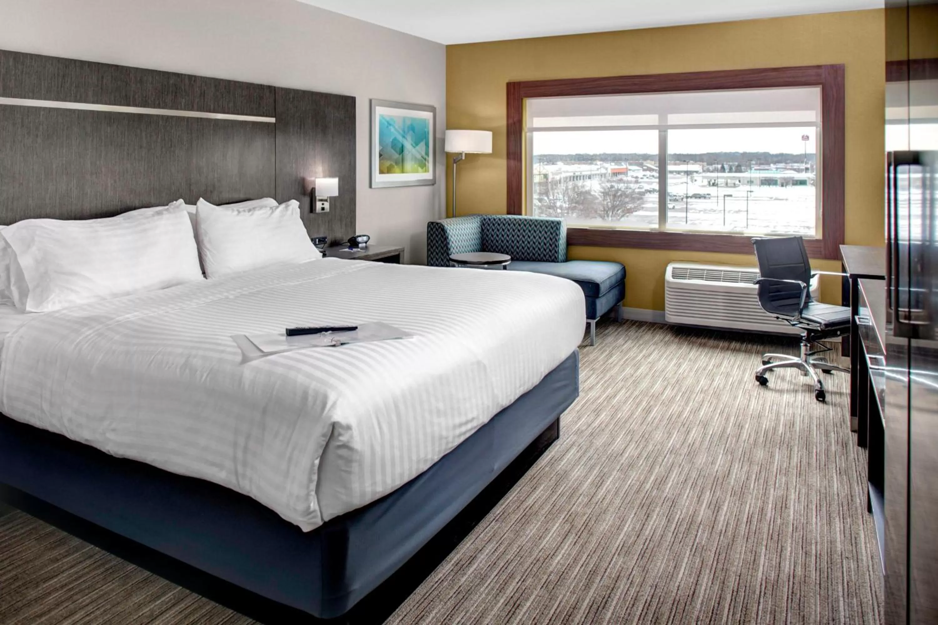 Photo of the whole room, Bed in Holiday Inn Express & Suites Coldwater by IHG